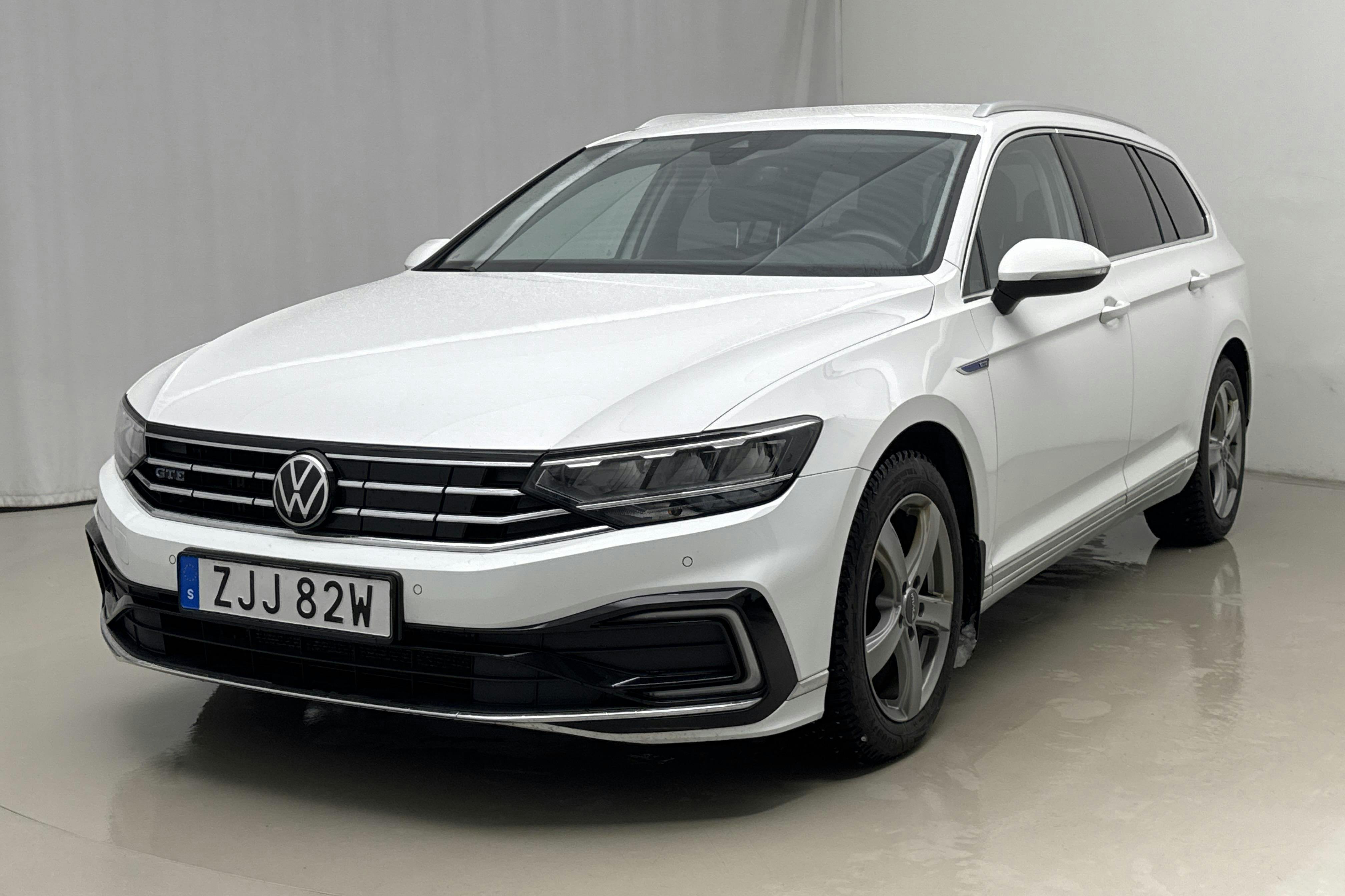 Presentationsfoto 1 av 24: VW Passat 1.4 GTE Sportscombi (218hk) - 15 051 mil - Automat - vit - 2022