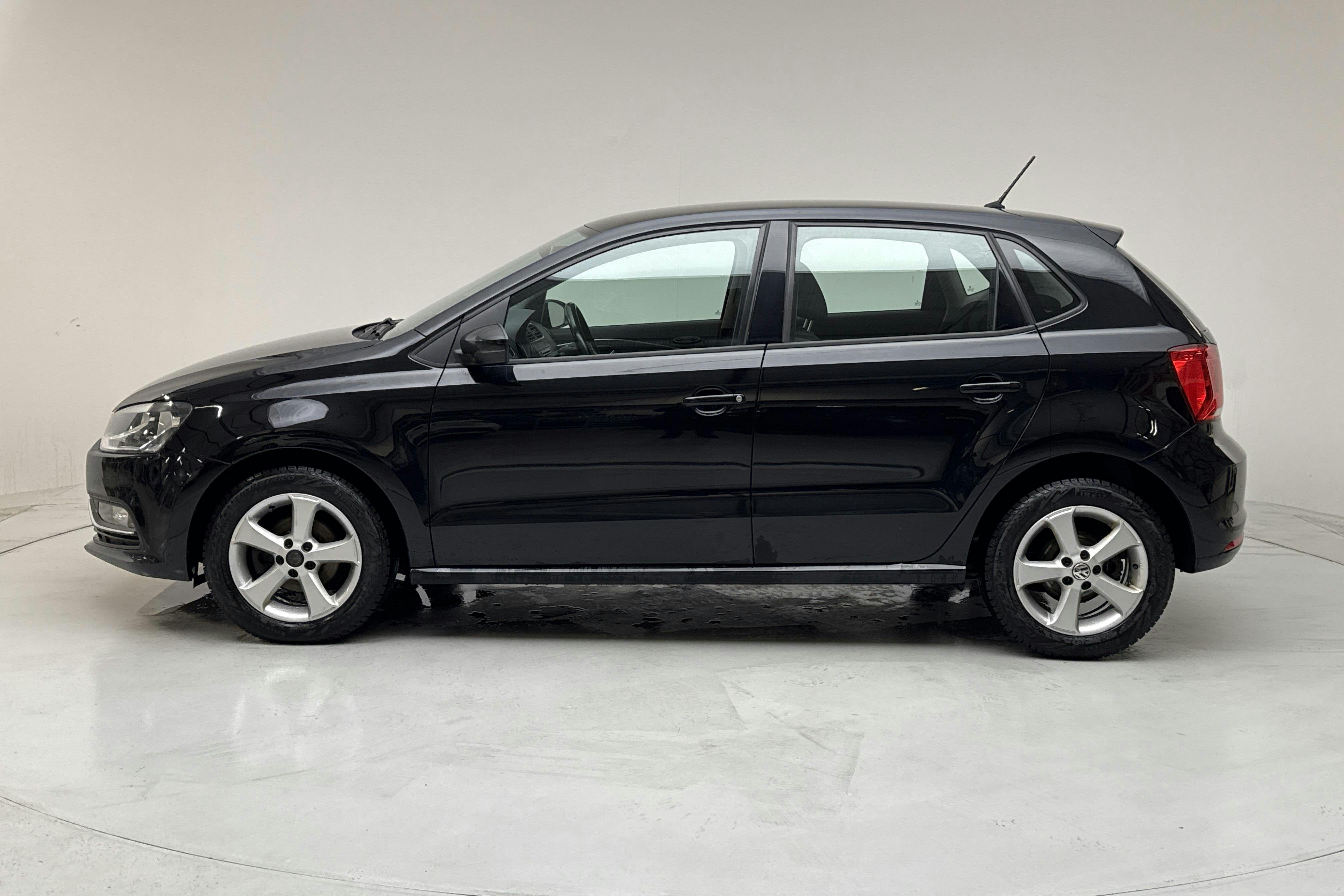 Presentation photo 2 of 13: VW Polo 1.2 TSI 5dr (90hk) - 123 640 km - Manual - black - 2017