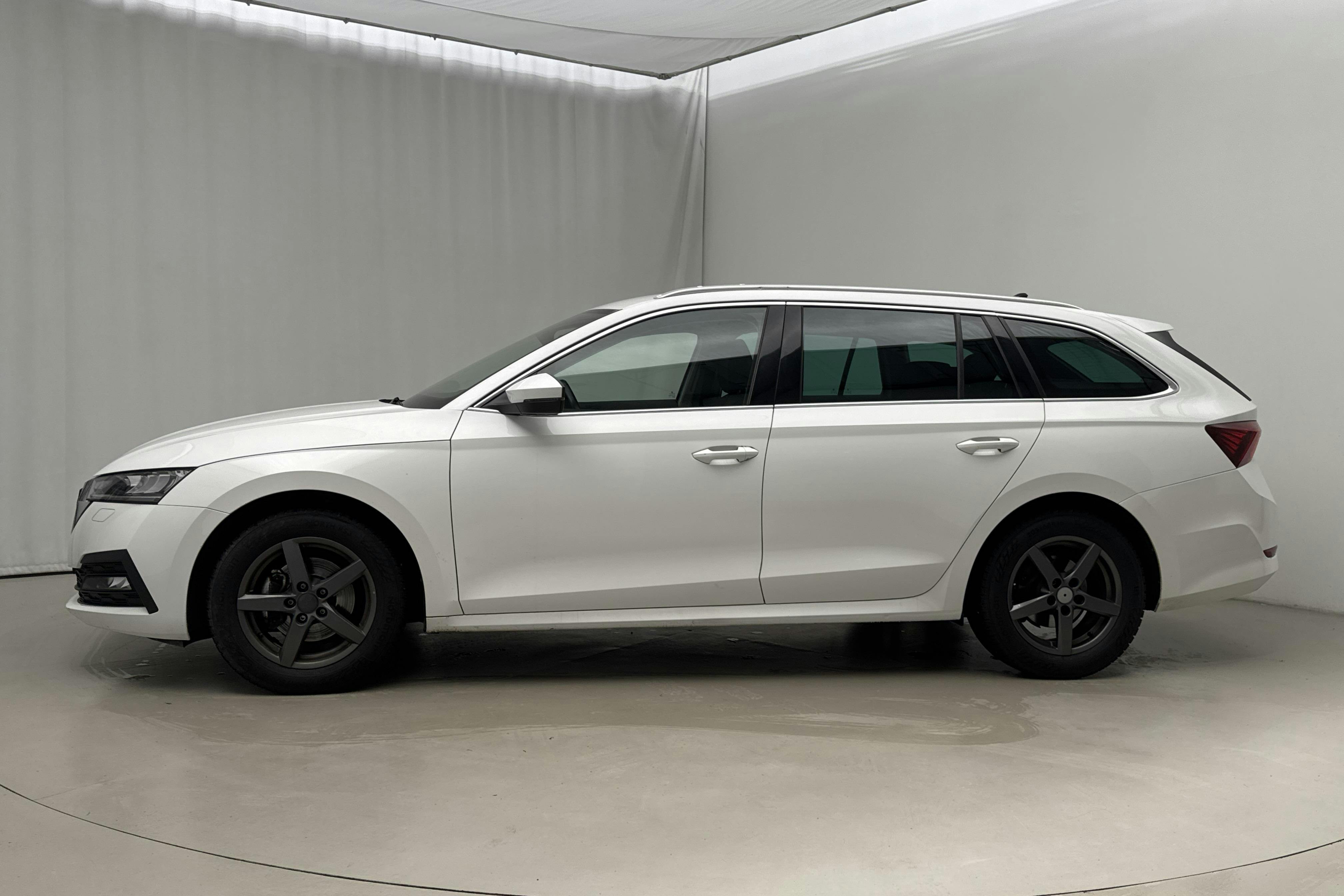 Presentationsfoto 2 av 20: Skoda Octavia G-TEC 1.5 TSI Combi (130hk) - 14 019 mil - Automat - vit - 2023