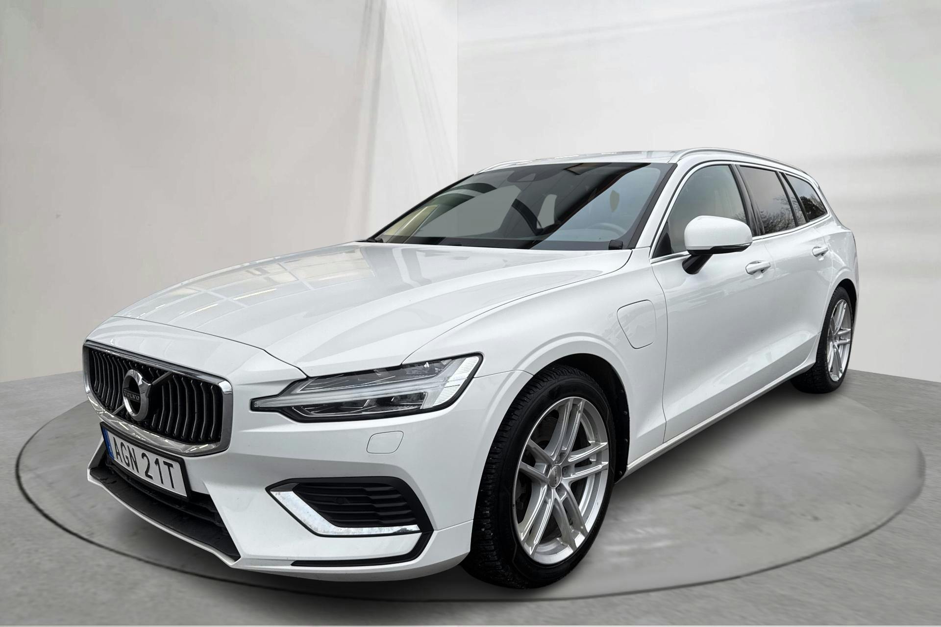 Presentationsfoto 1 av 18: Volvo V60 T6 AWD Twin Engine (340hk) - 13 485 mil - Automat - vit - 2021