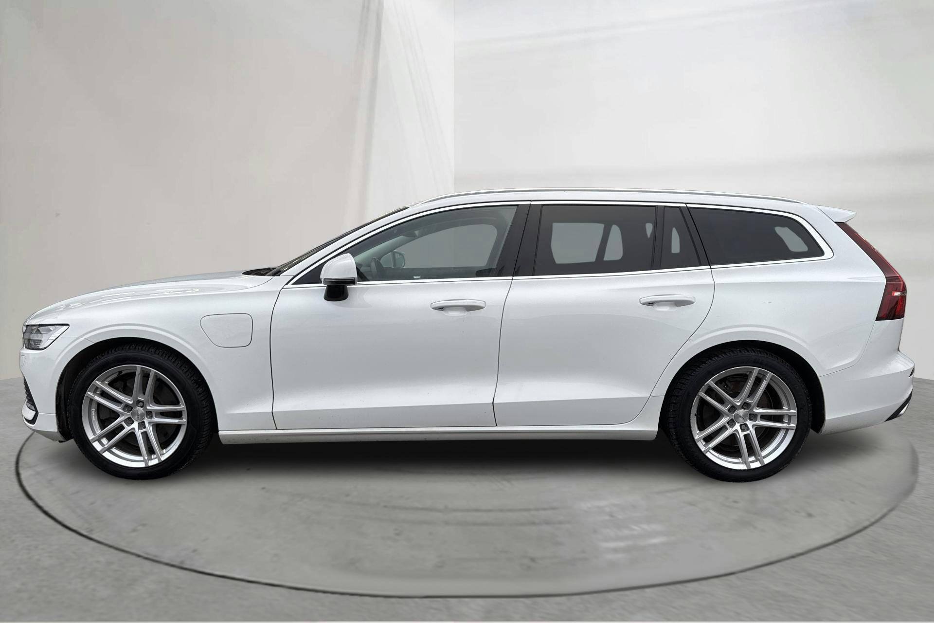 Presentationsfoto 2 av 18: Volvo V60 T6 AWD Twin Engine (340hk) - 13 485 mil - Automat - vit - 2021