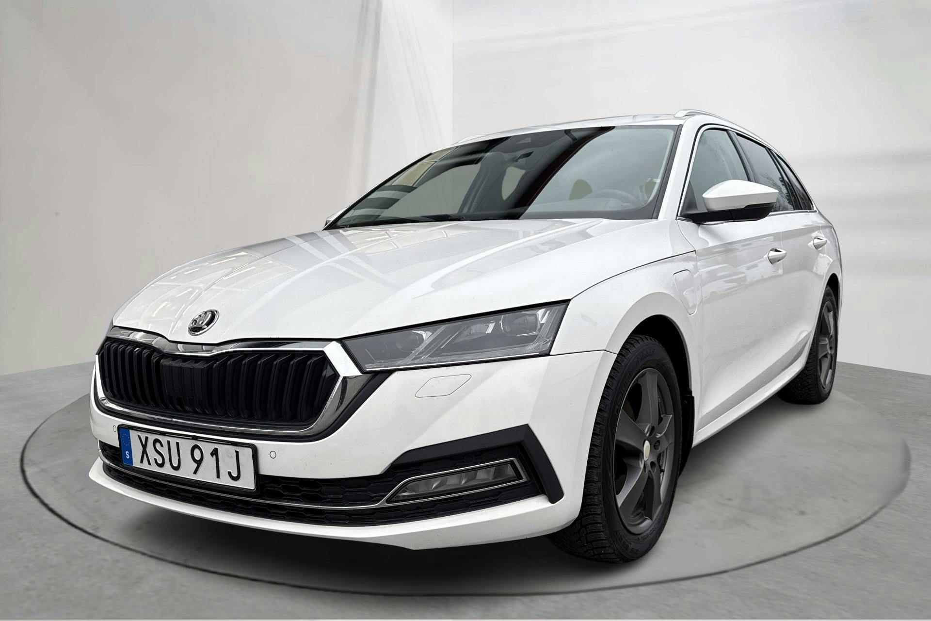 Presentationsfoto 1 av 20: Skoda Octavia 1.4 iV PHEV Combi (204hk) - 11 138 mil - Automat - vit - 2021