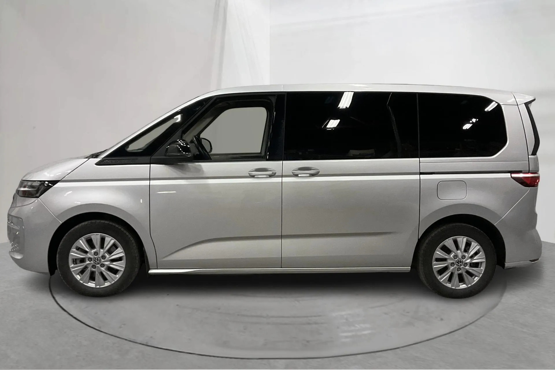 Presentation photo 2 of 22: VW Multivan T7 1.4 eHybrid (150hk) - 110 190 km - Automatic - silver - 2022