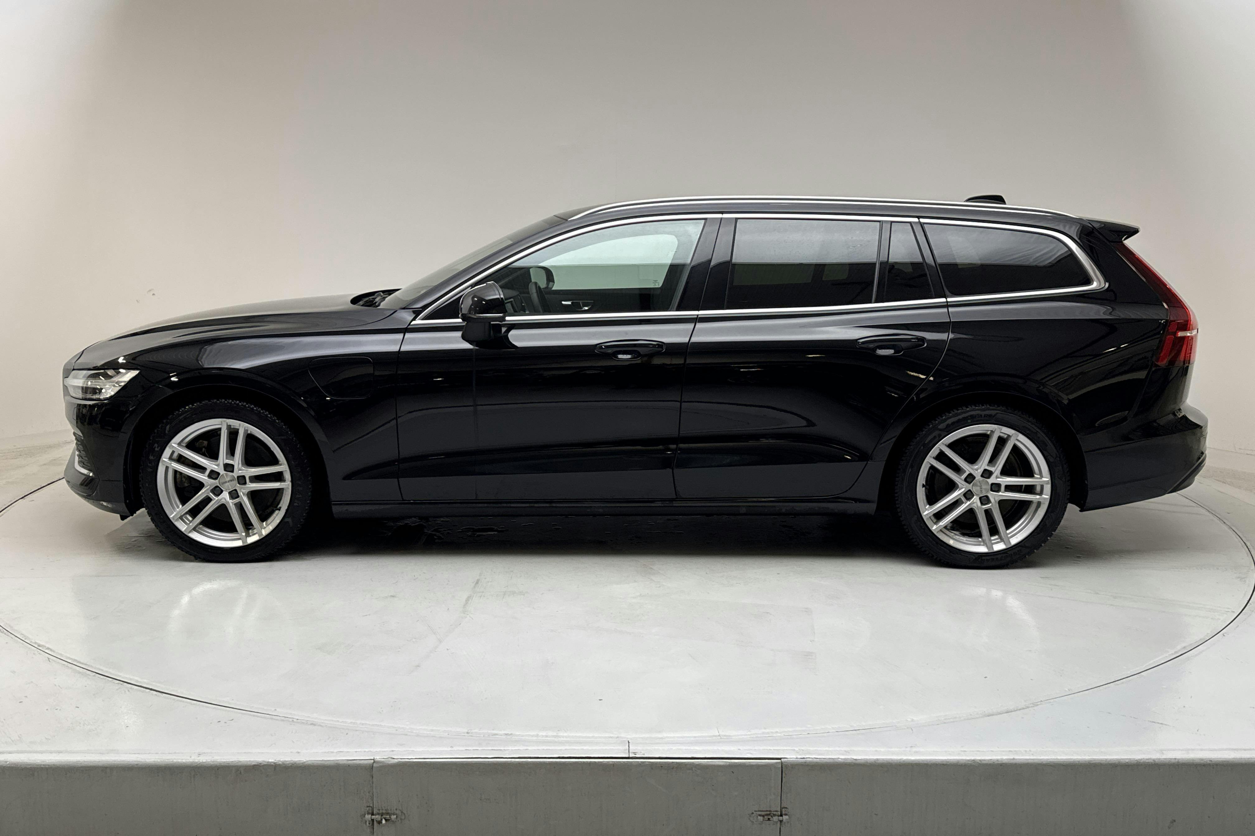 Presentationsfoto 2 av 18: Volvo V60 T6 AWD Recharge (350hk) - 7 669 mil - Automat - svart - 2023