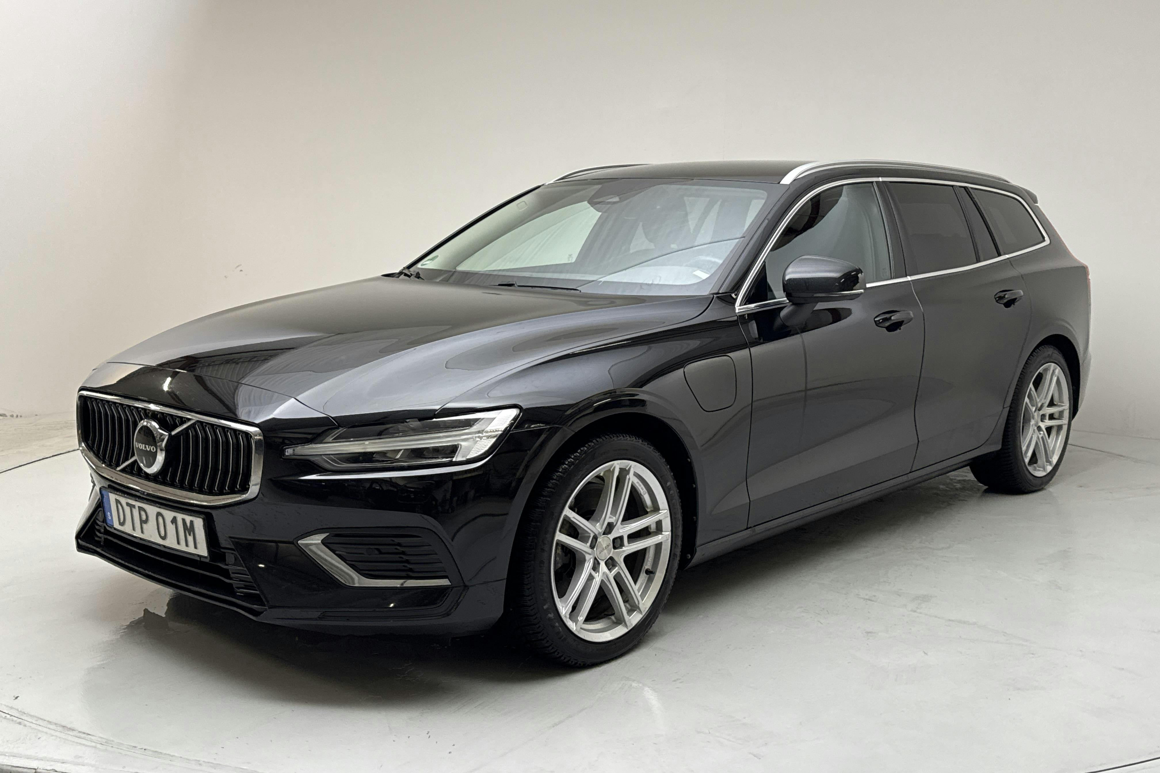Presentationsfoto 1 av 18: Volvo V60 T6 AWD Recharge (350hk) - 7 669 mil - Automat - svart - 2023