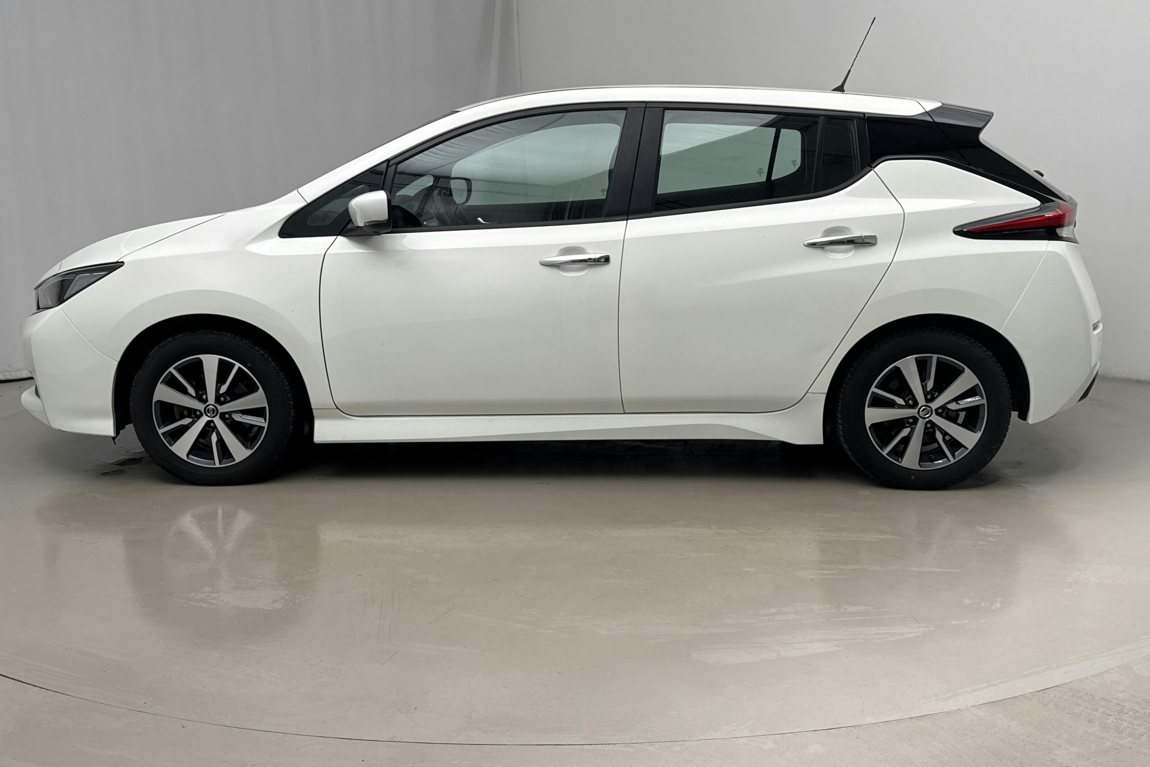 Presentationsfoto 2 av 18: Nissan LEAF 5dr 39kWh (150hk) - 3 658 mil - Automat - vit - 2021