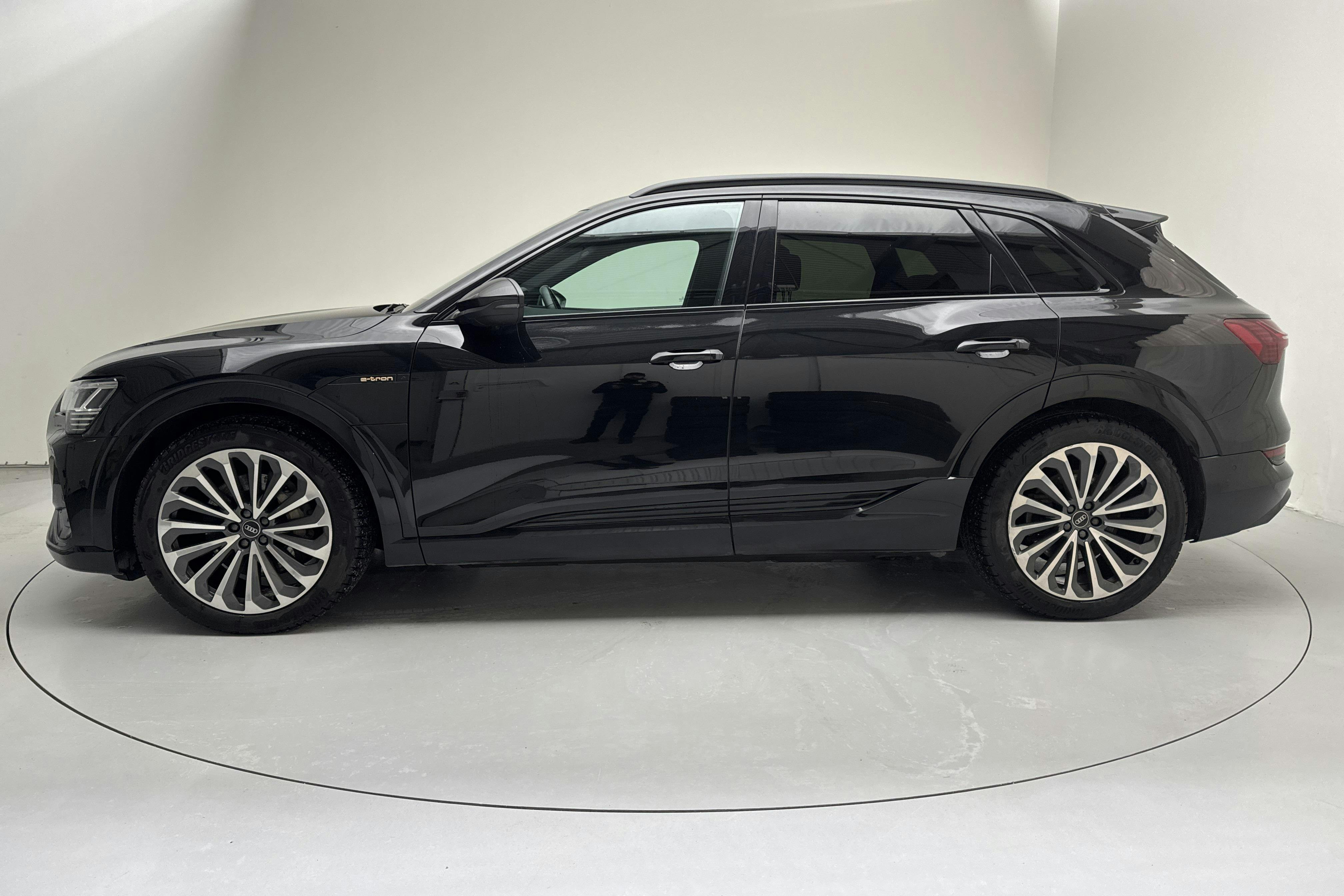 Esitlusfoto 2 aadressil 16: Audi e-tron 55 quattro 95kWh (360hk) - 132 390 km - Automaatne - must - 2021