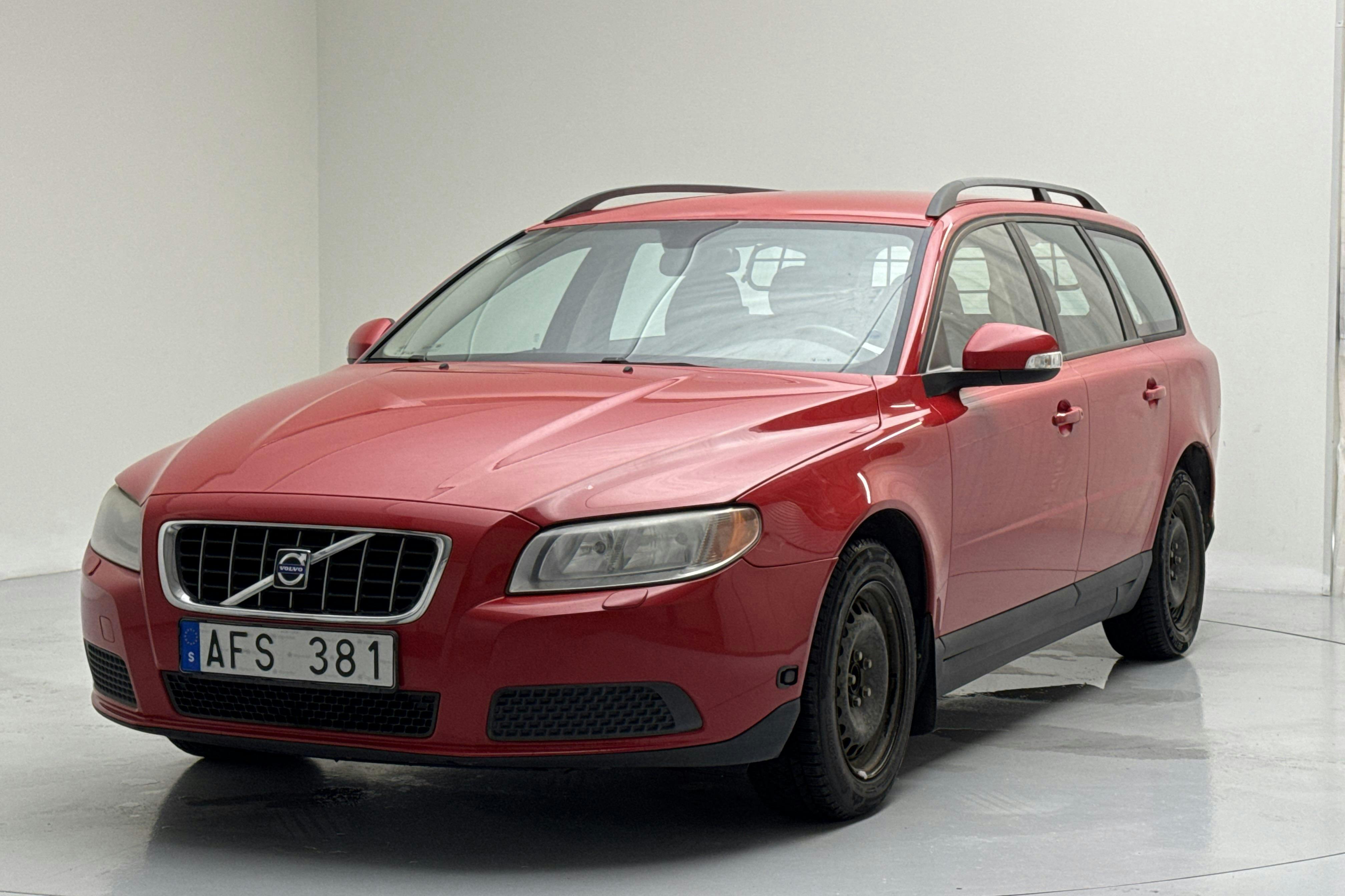 Presentation photo 1 of 12: Volvo V70 II 2.0F (145hk) - 207 000 km - Manual - red - 2008