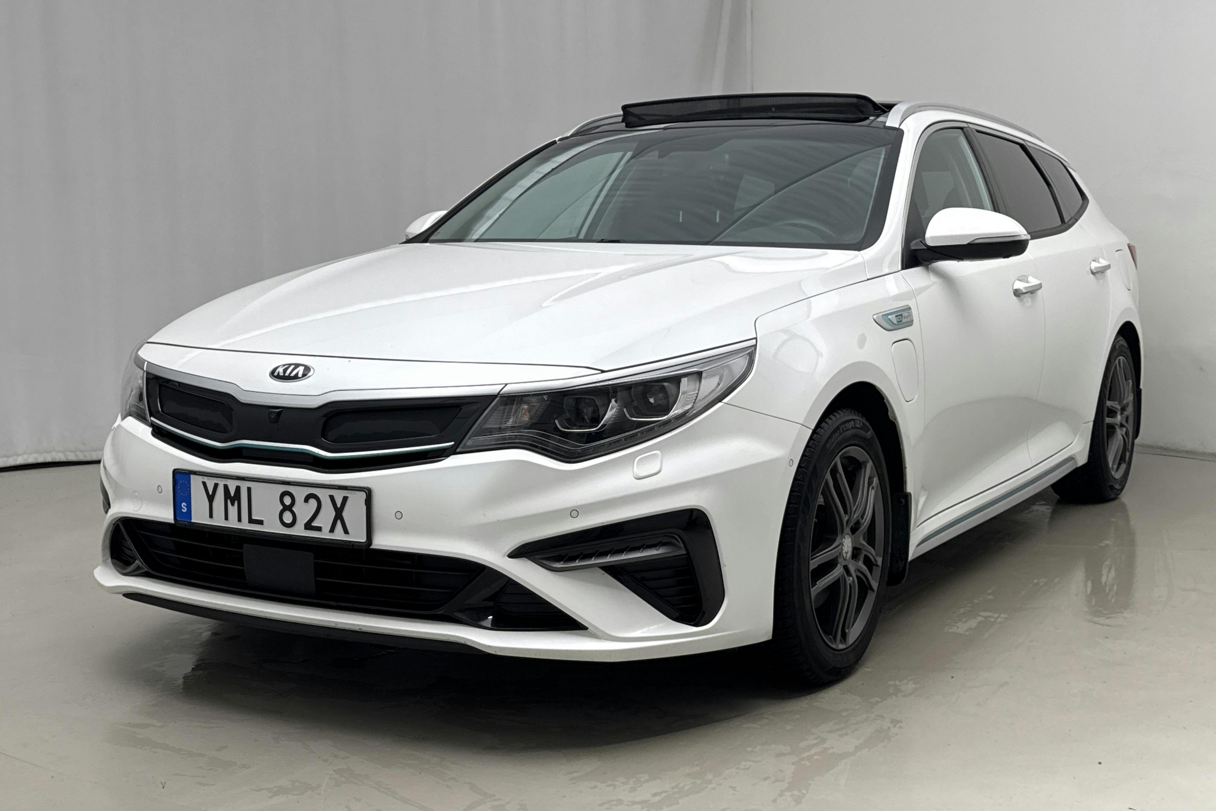 Presentation photo 1 of 27: KIA Optima 2.0 GDi Plug-in Hybrid SW (205hk) - 67 970 km - Automatic - white - 2020