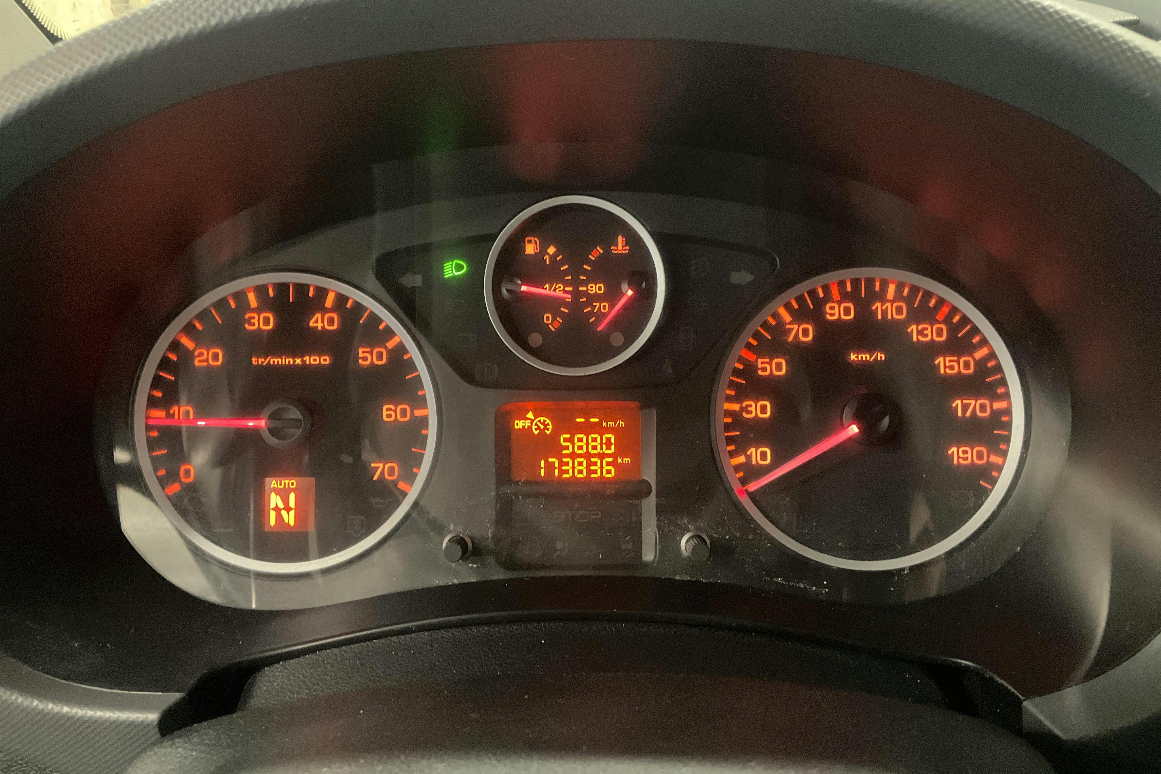 Presentationsfoto 12 av 12: Peugeot Partner 1.6 BlueHDI Skåp (100hk) - 17 383 mil - Automat - vit - 2016