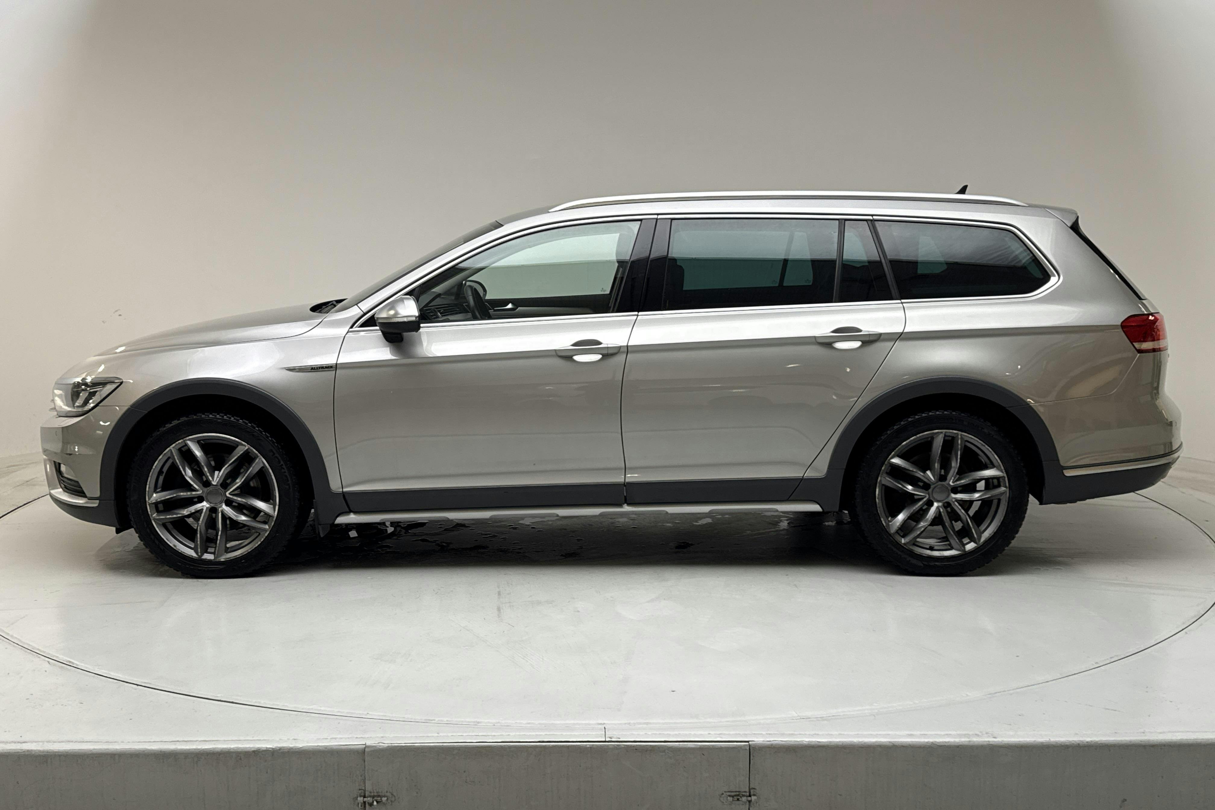 Presentationsfoto 2 av 14: VW Passat Alltrack 2.0 TDI 4MOTION (190hk) - 21 021 mil - Automat - silver - 2016