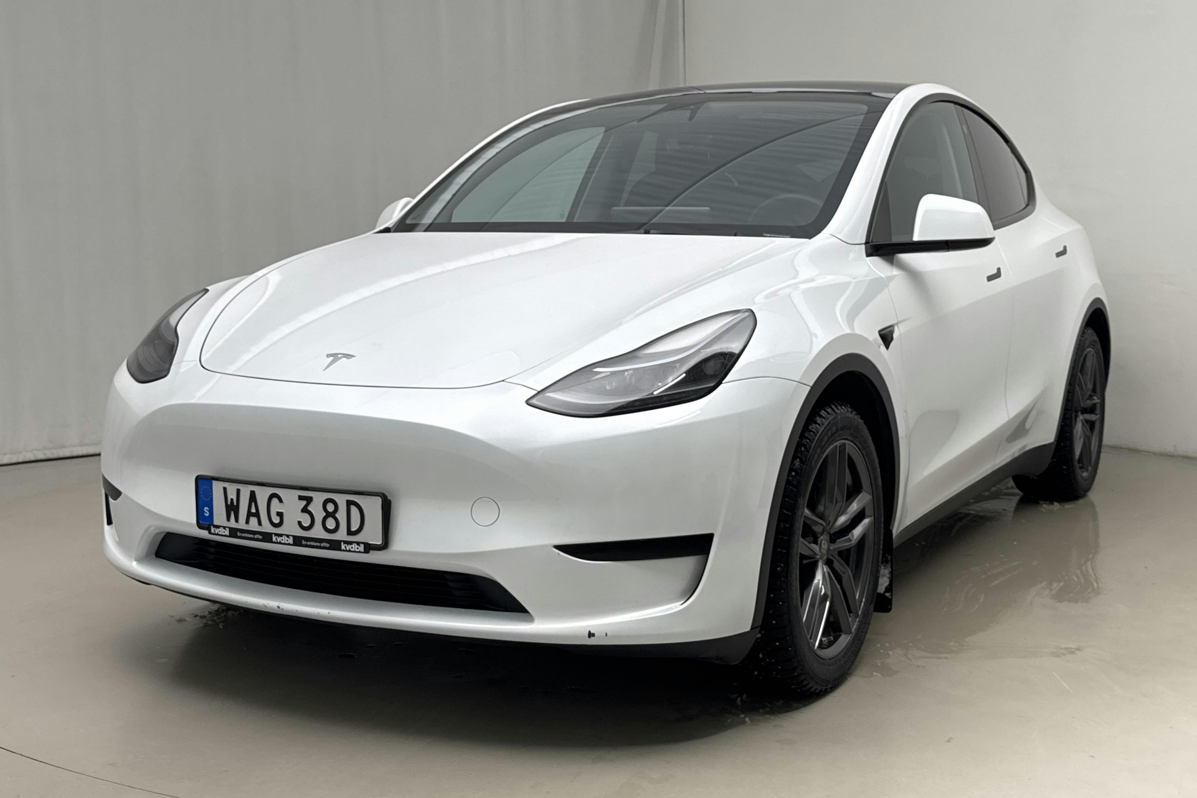 Presentation photo 1 of 26: Tesla Model Y RWD - 42 430 km - Automatic - white - 2023