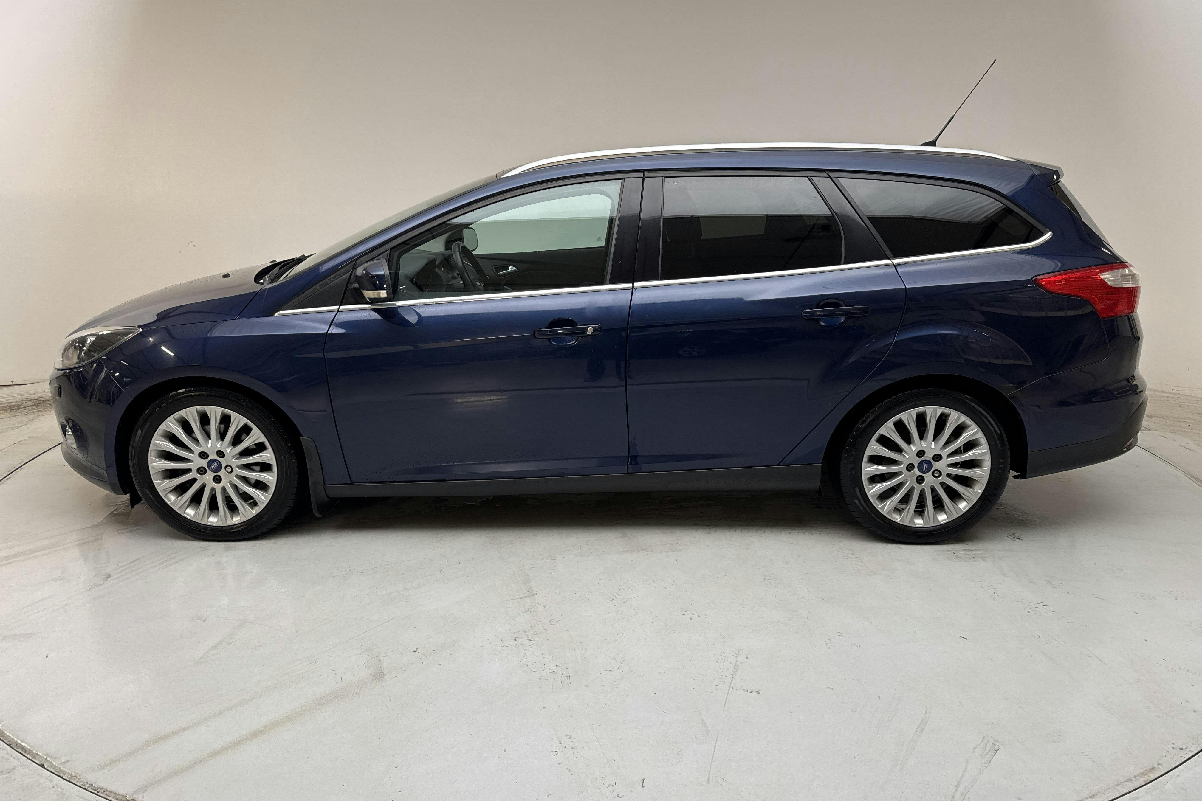 Presentationsfoto 2 av 12: Ford Focus 1.6 TDCi Kombi (115hk) - 20 169 mil - Manuell - blå - 2011