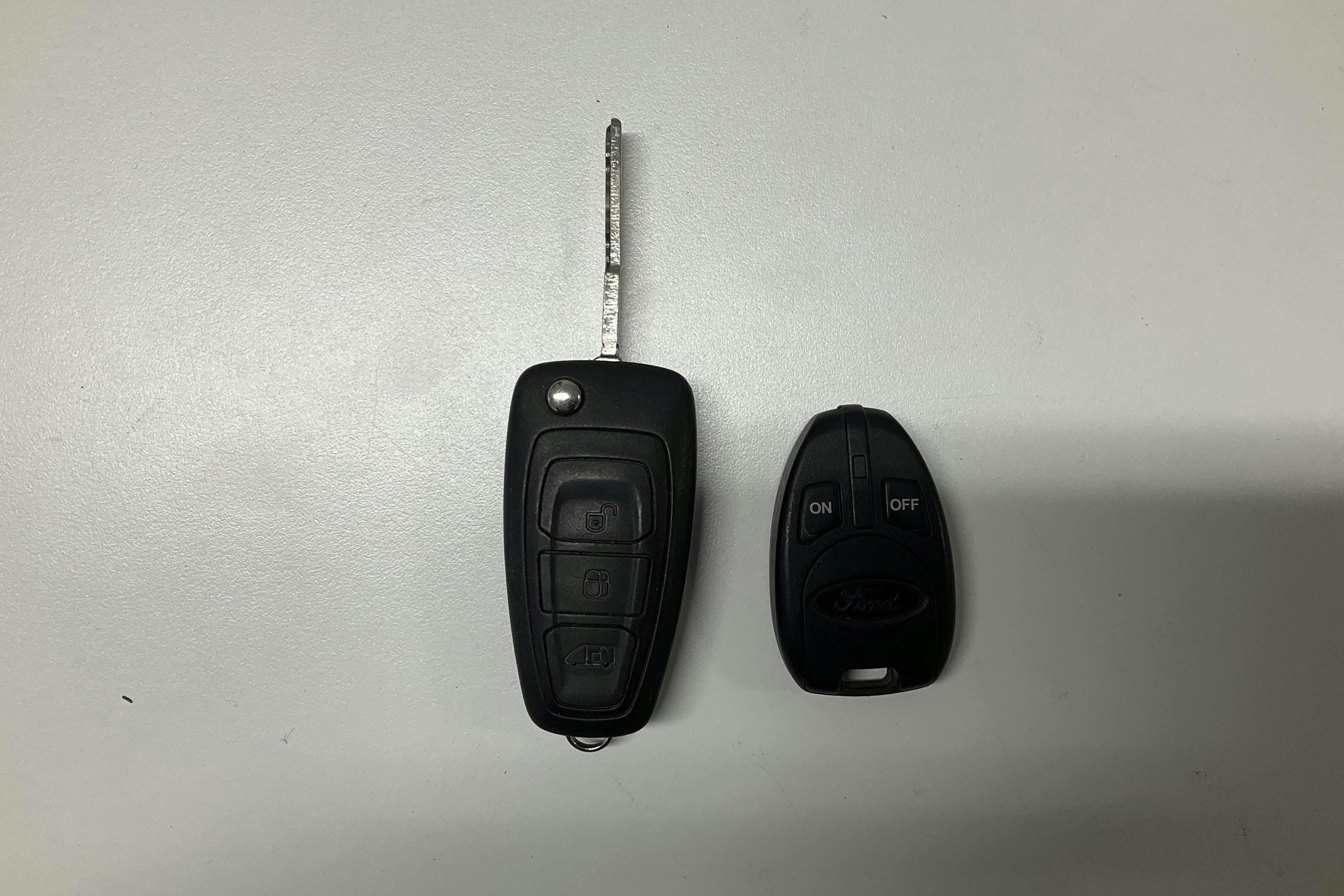 Presentationsfoto 13 av 13: Ford Transit Custom 300 MHEV (130hk) - 12 329 mil - Manuell - svart - 2021