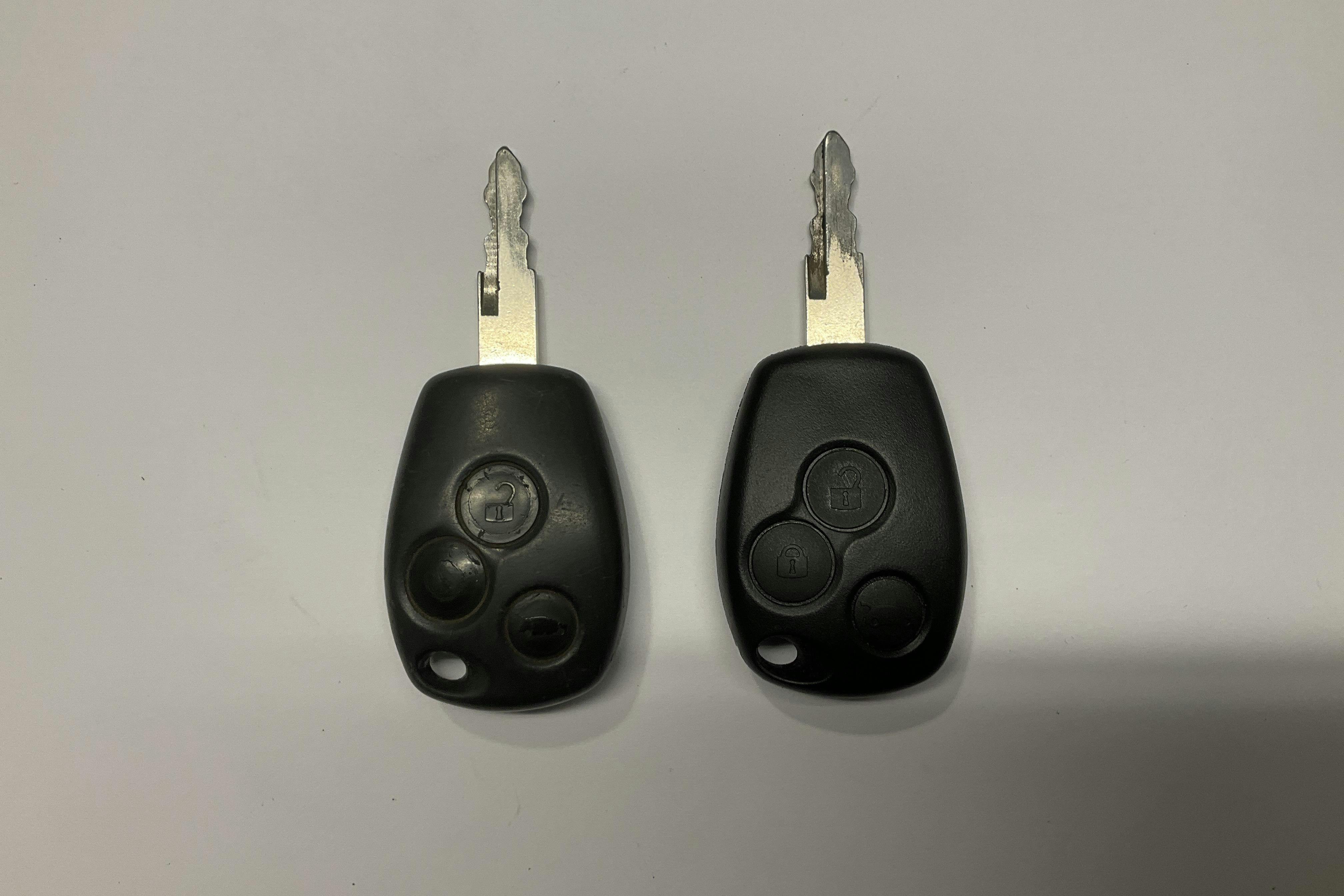 Presentation photo 14 of 14: Nissan Primastar 2.0 dCi (114hk) - 274 110 km - Manual - red - 2012