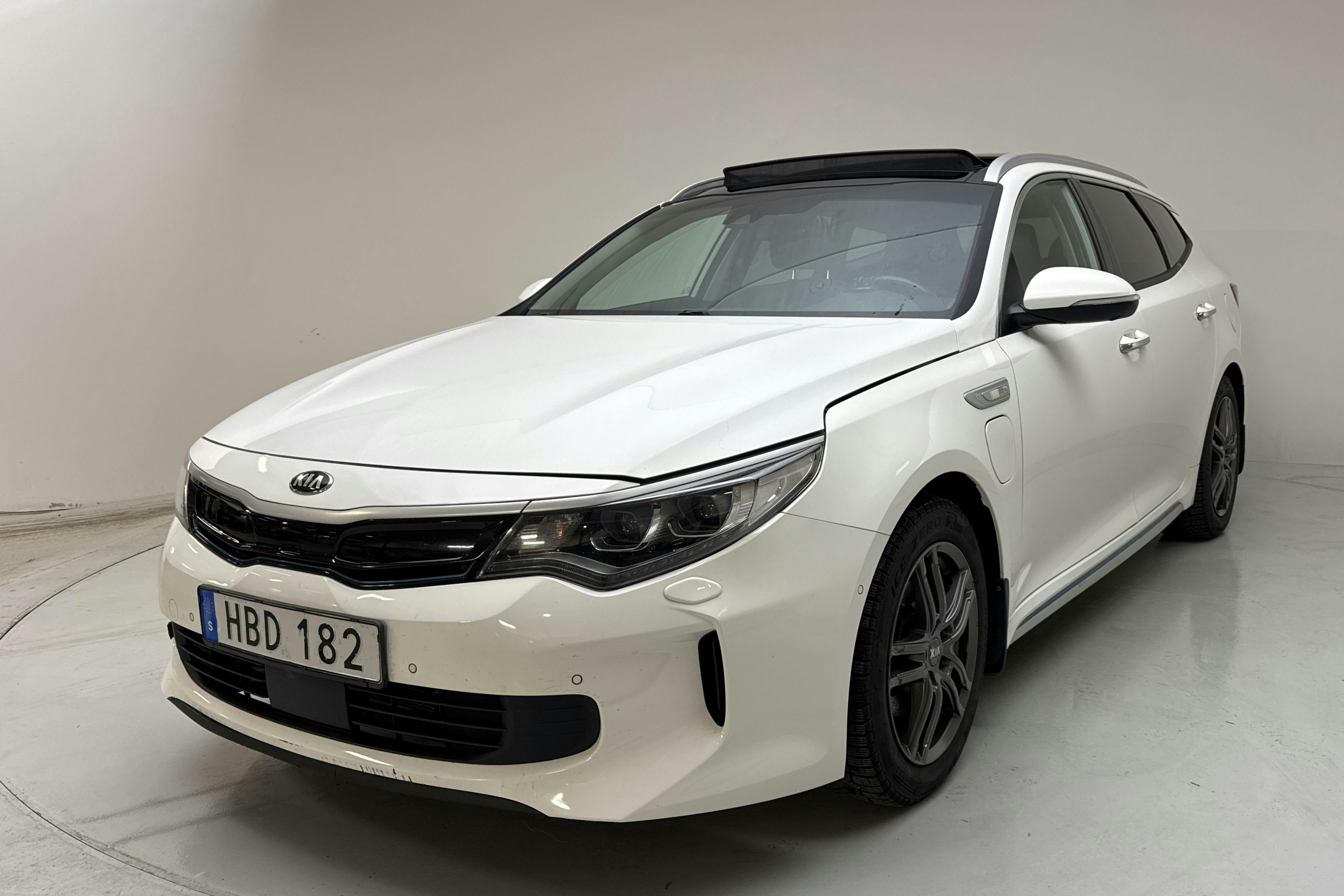 Presentationsfoto 1 av 17: KIA Optima 2.0 GDi Plug-in Hybrid SW (205hk) - 20 604 mil - Automat - vit - 2018