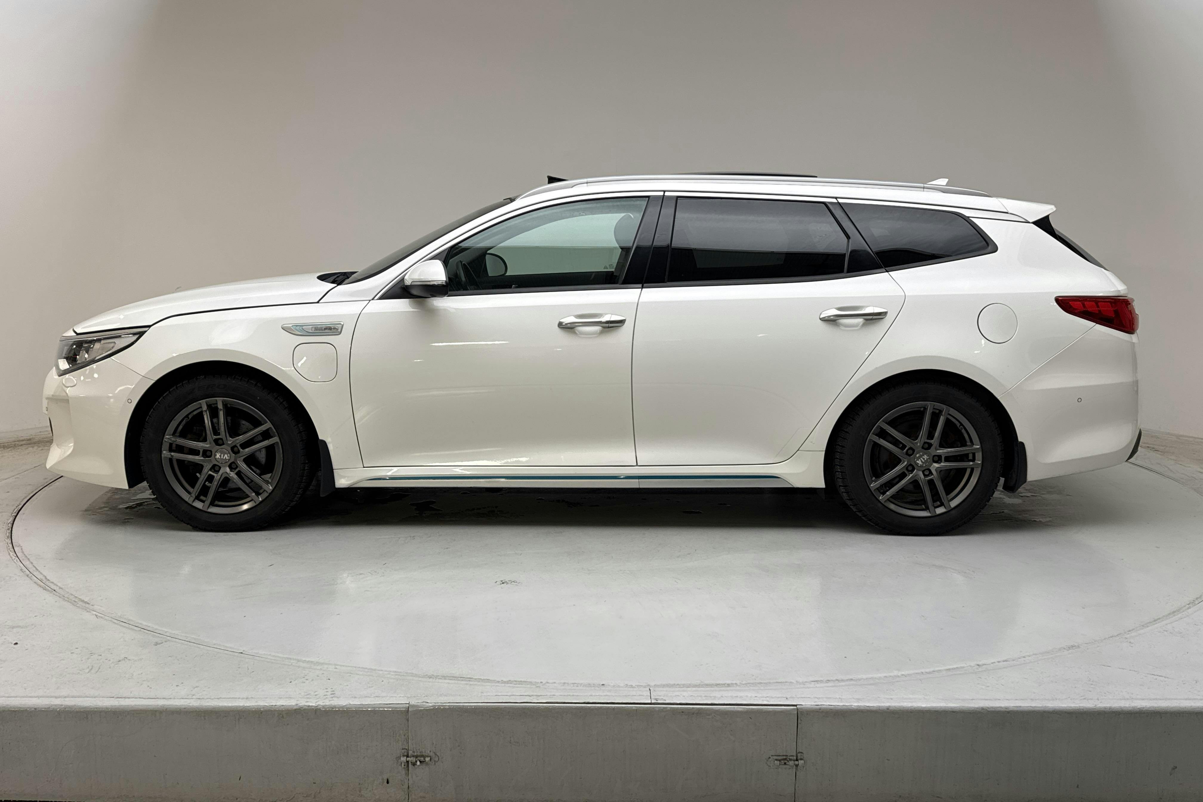 Presentationsfoto 2 av 17: KIA Optima 2.0 GDi Plug-in Hybrid SW (205hk) - 20 604 mil - Automat - vit - 2018