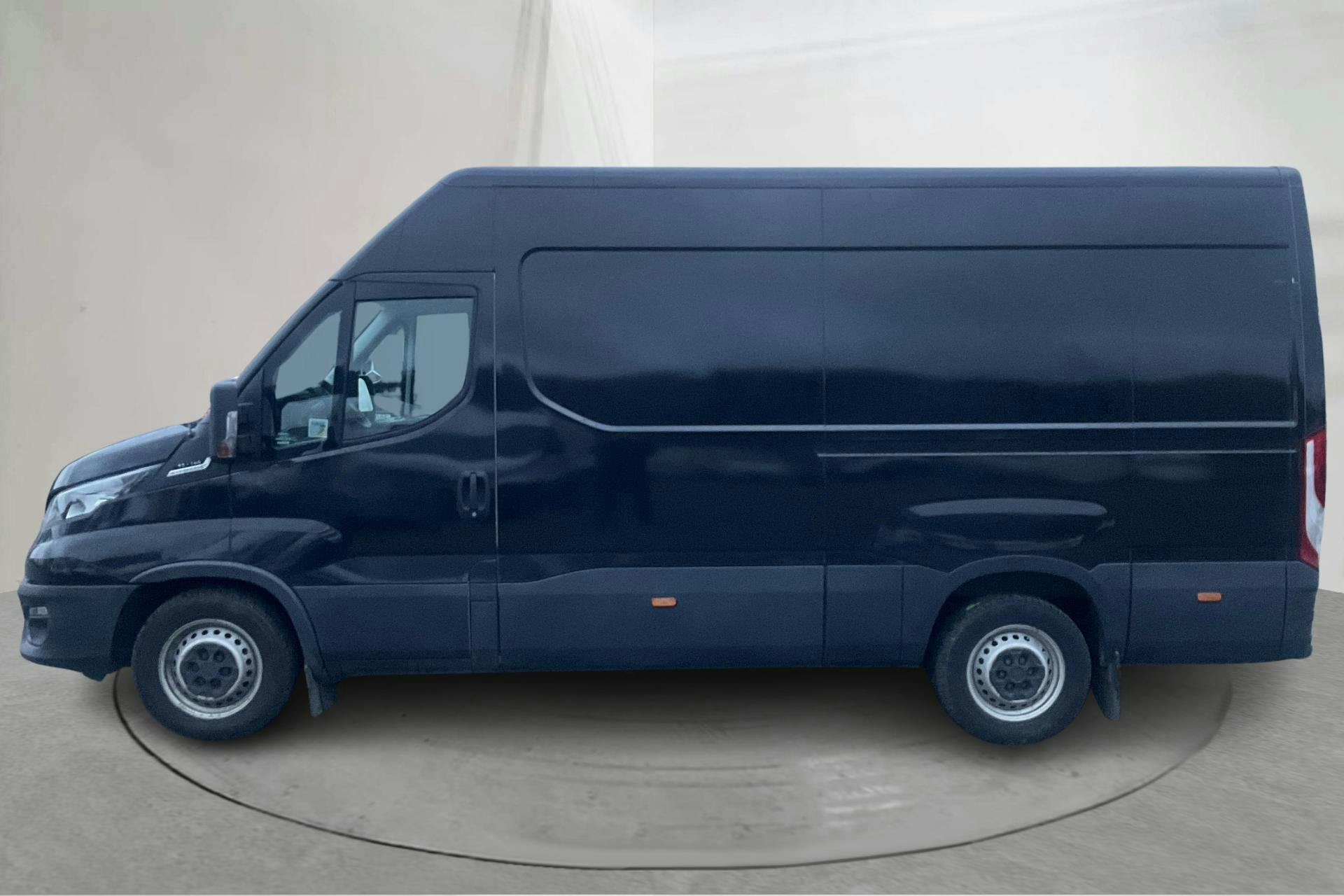 Presentation photo 2 of 11: Iveco Daily 35 2.3 (136hk) - 90 400 km - Automatic - black - 2020