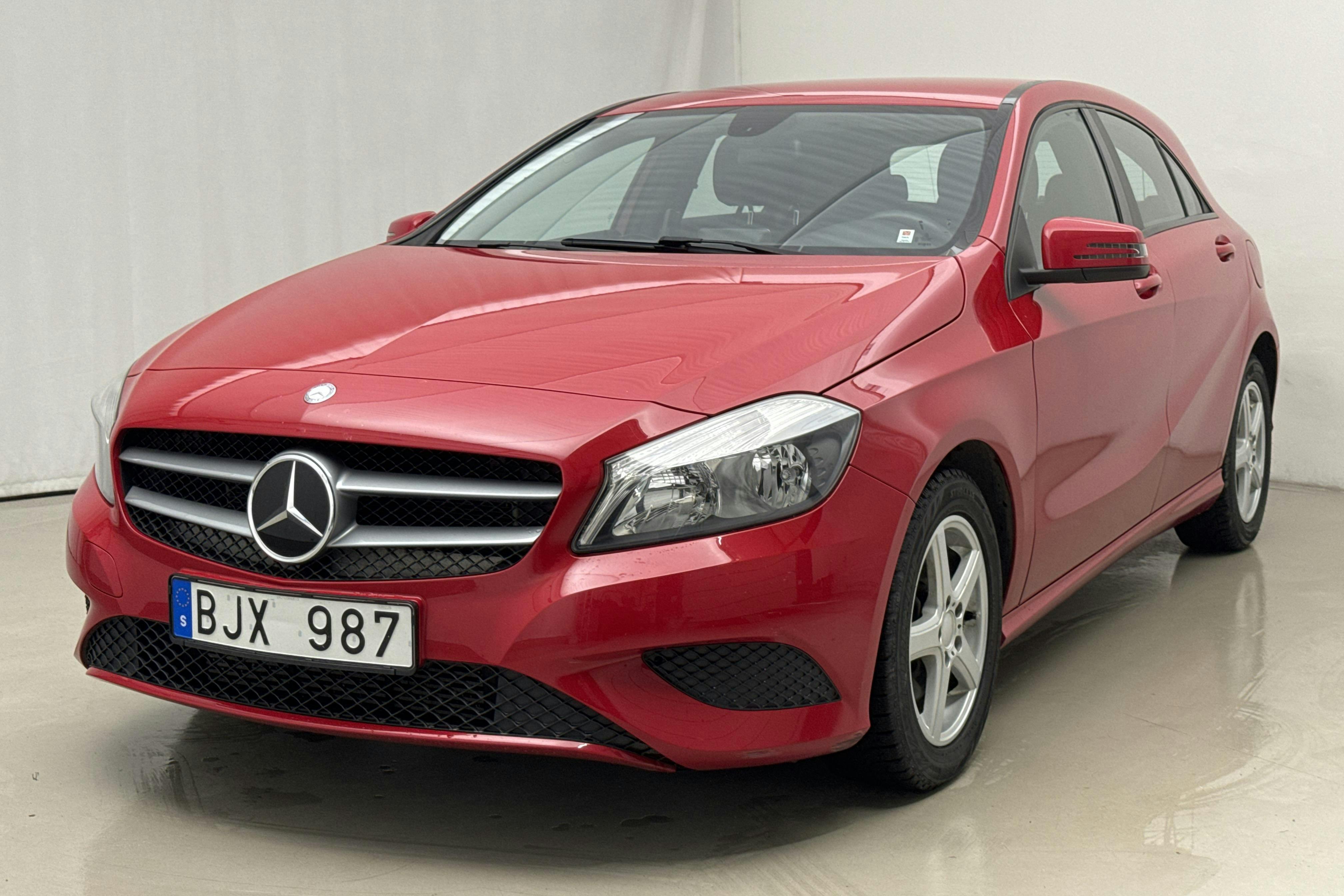 Presentationsfoto 1 av 16: Mercedes A 180 5dr W176 (122hk) - 8 273 mil - Manuell - röd - 2013