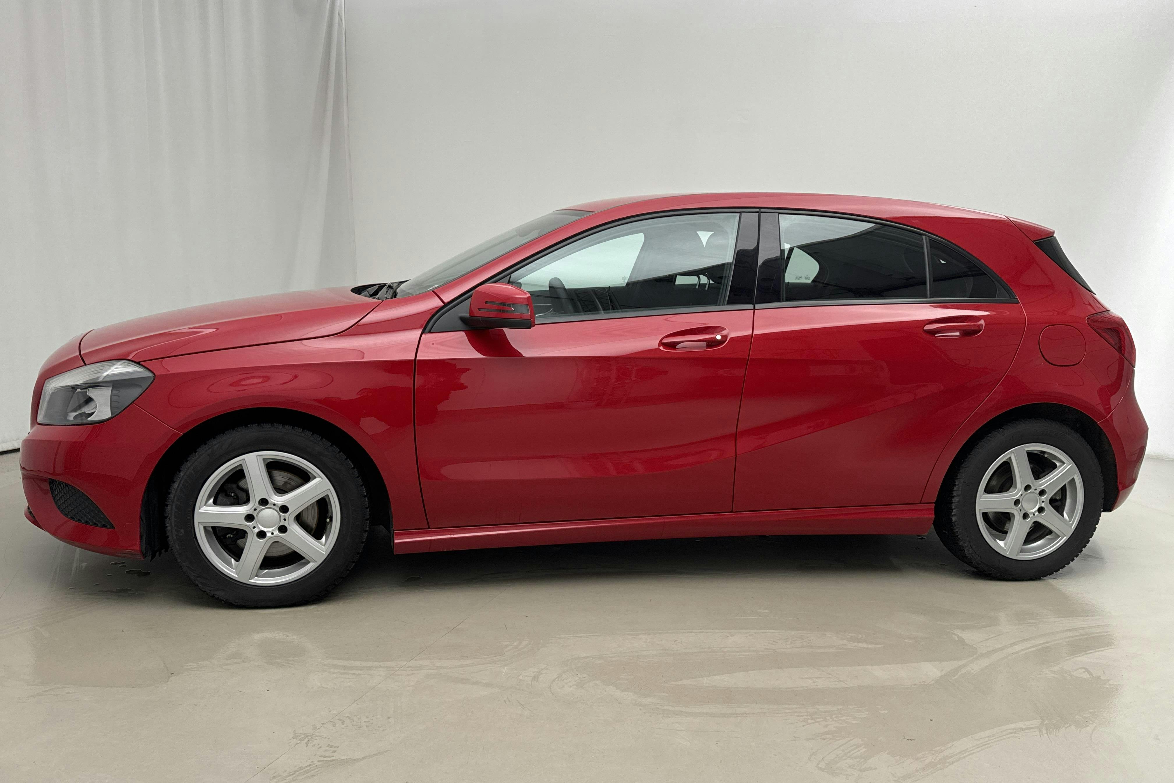 Presentationsfoto 2 av 16: Mercedes A 180 5dr W176 (122hk) - 8 273 mil - Manuell - röd - 2013