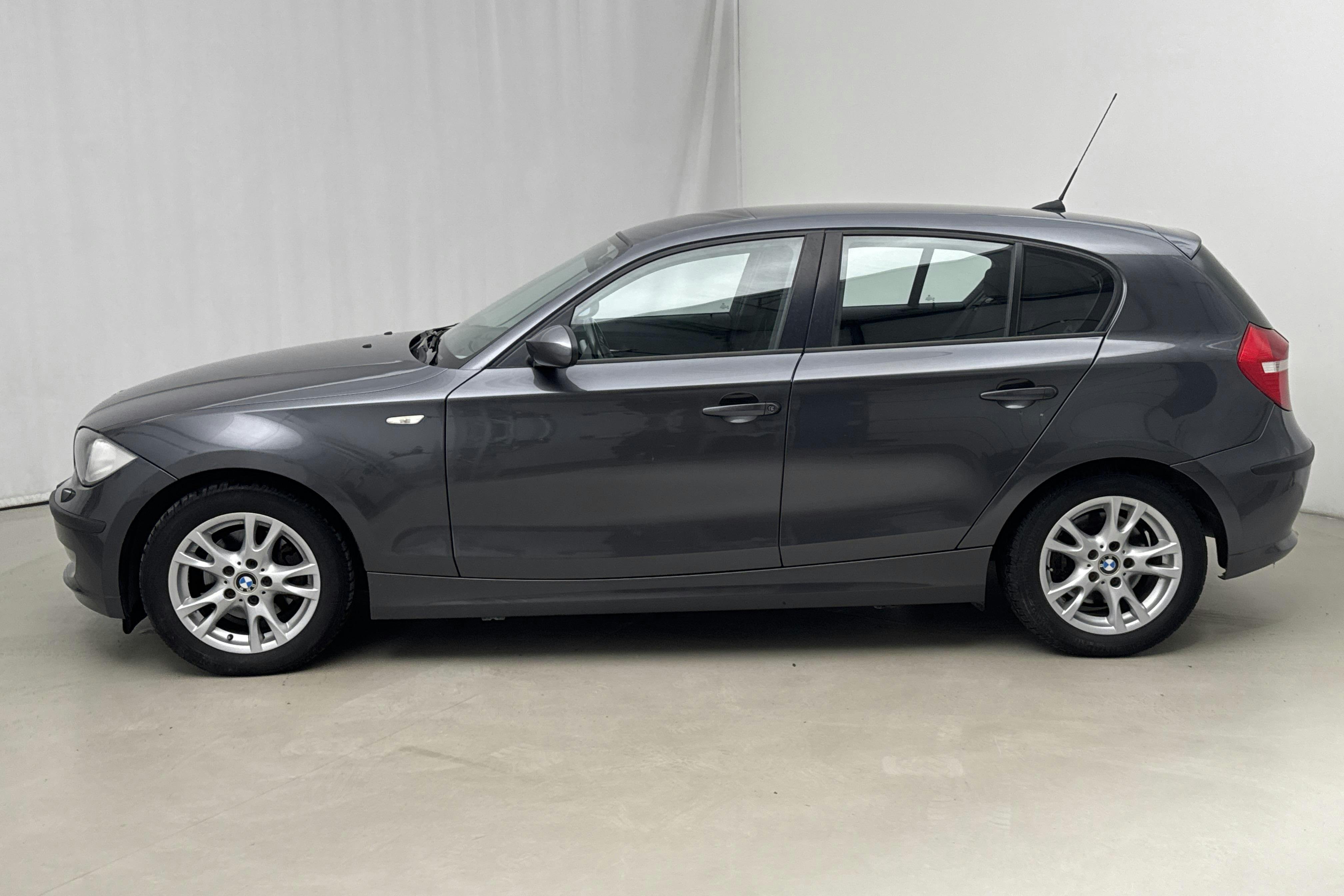 Präsentationsfoto 2 von 12: BMW 118d 5dr, E87 (143hk) - 171 120 Kilometer - Handbuch - grau - 2008