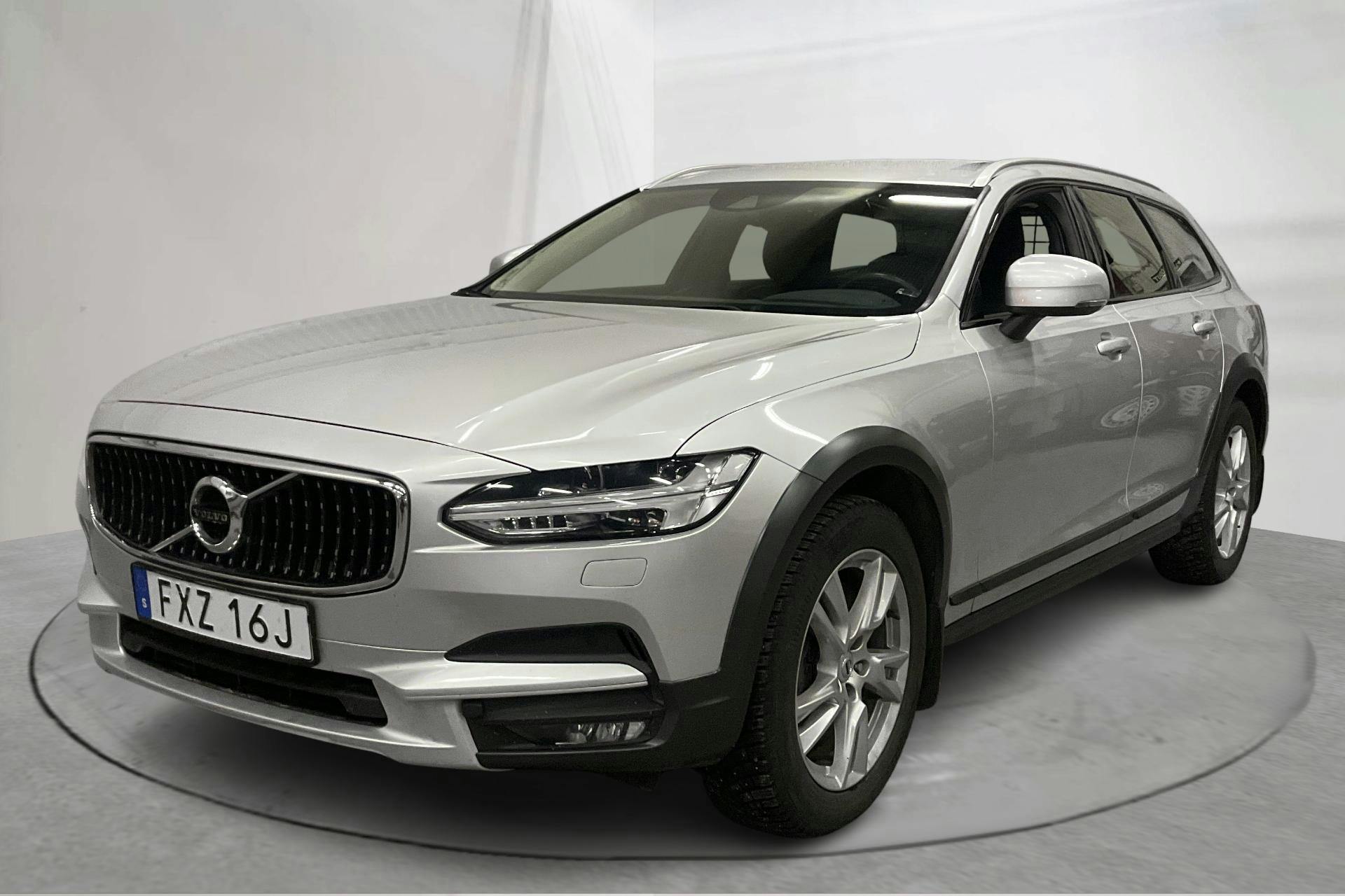 Presentationsfoto 1 av 15: Volvo V90 D4 Cross Country AWD (190hk) - 20 286 mil - Automat - silver - 2019