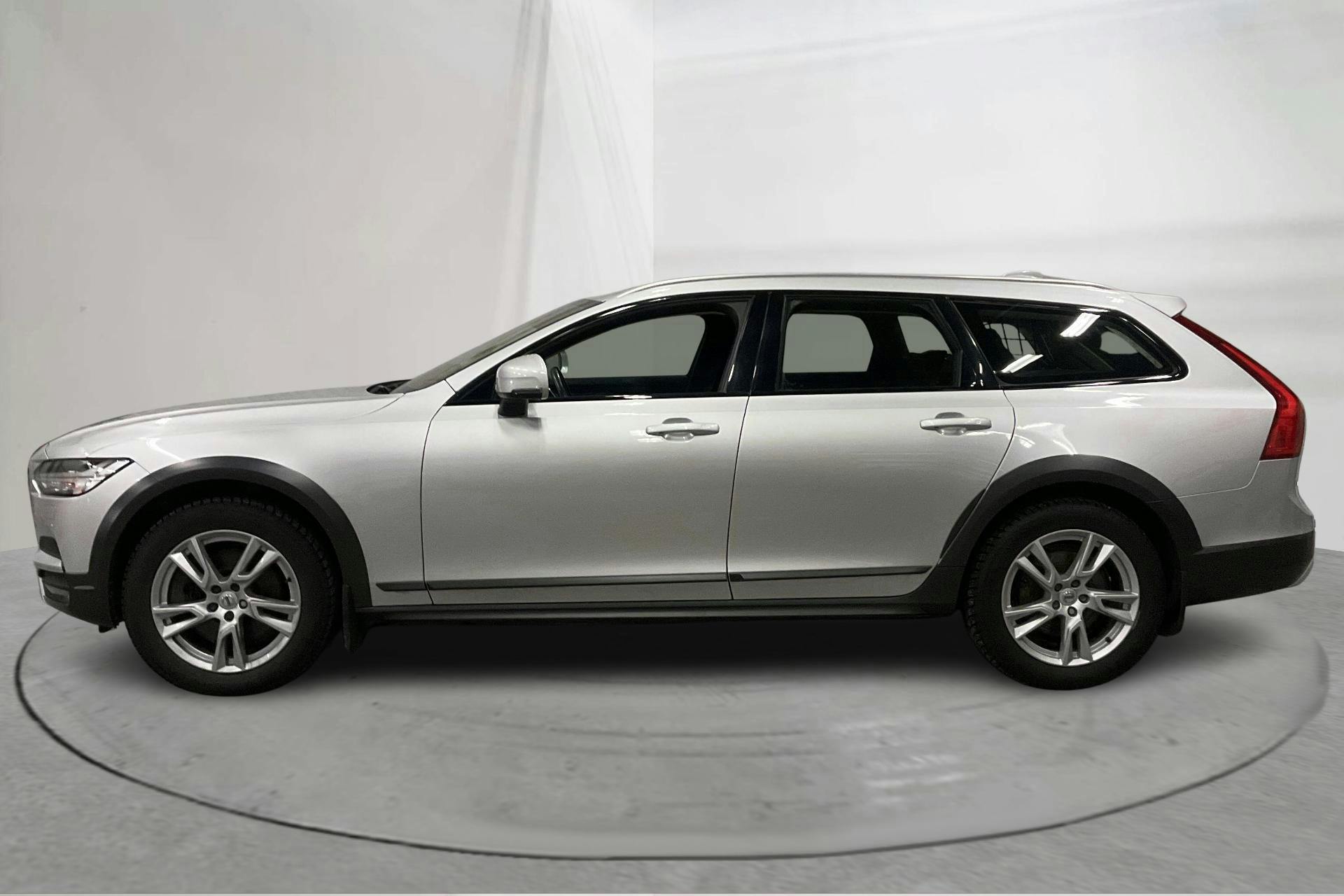 Presentationsfoto 2 av 15: Volvo V90 D4 Cross Country AWD (190hk) - 20 286 mil - Automat - silver - 2019