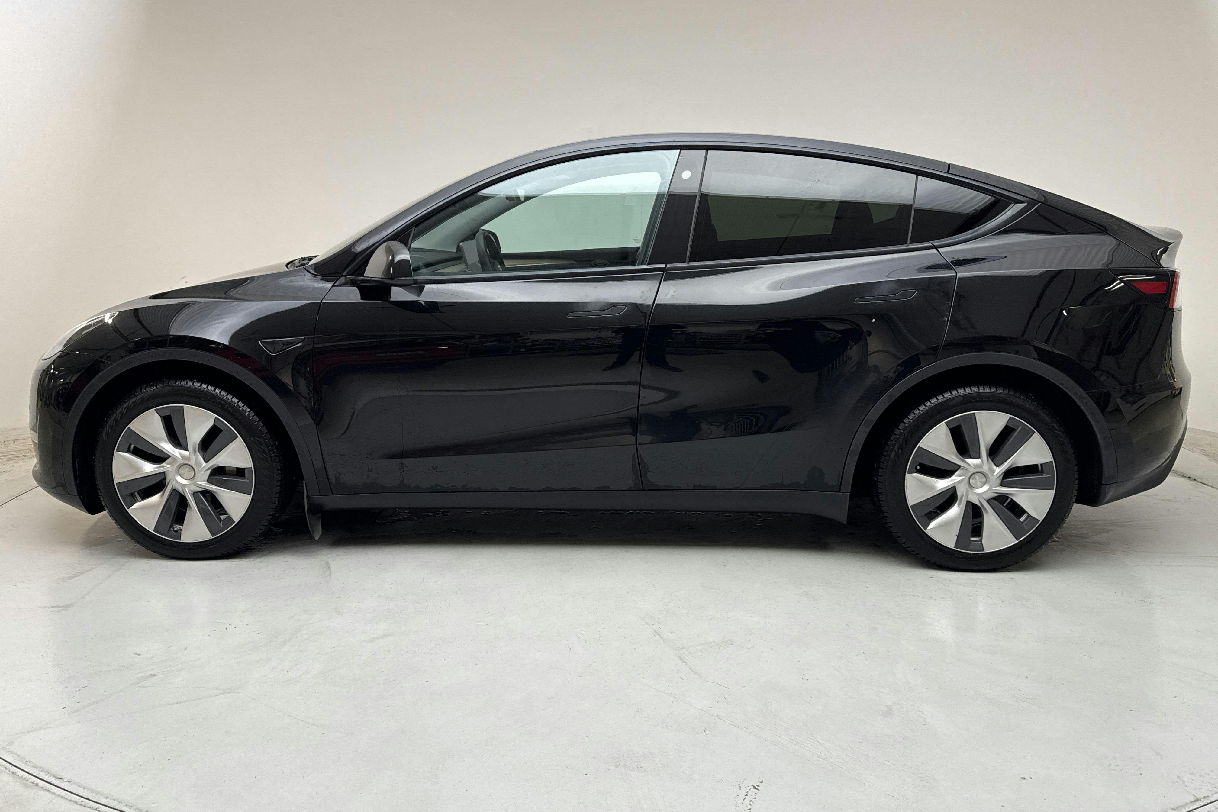 Presentationsfoto 2 av 19: Tesla Model Y Long Range Dual Motor AWD - 15 646 mil - Automat - svart - 2022
