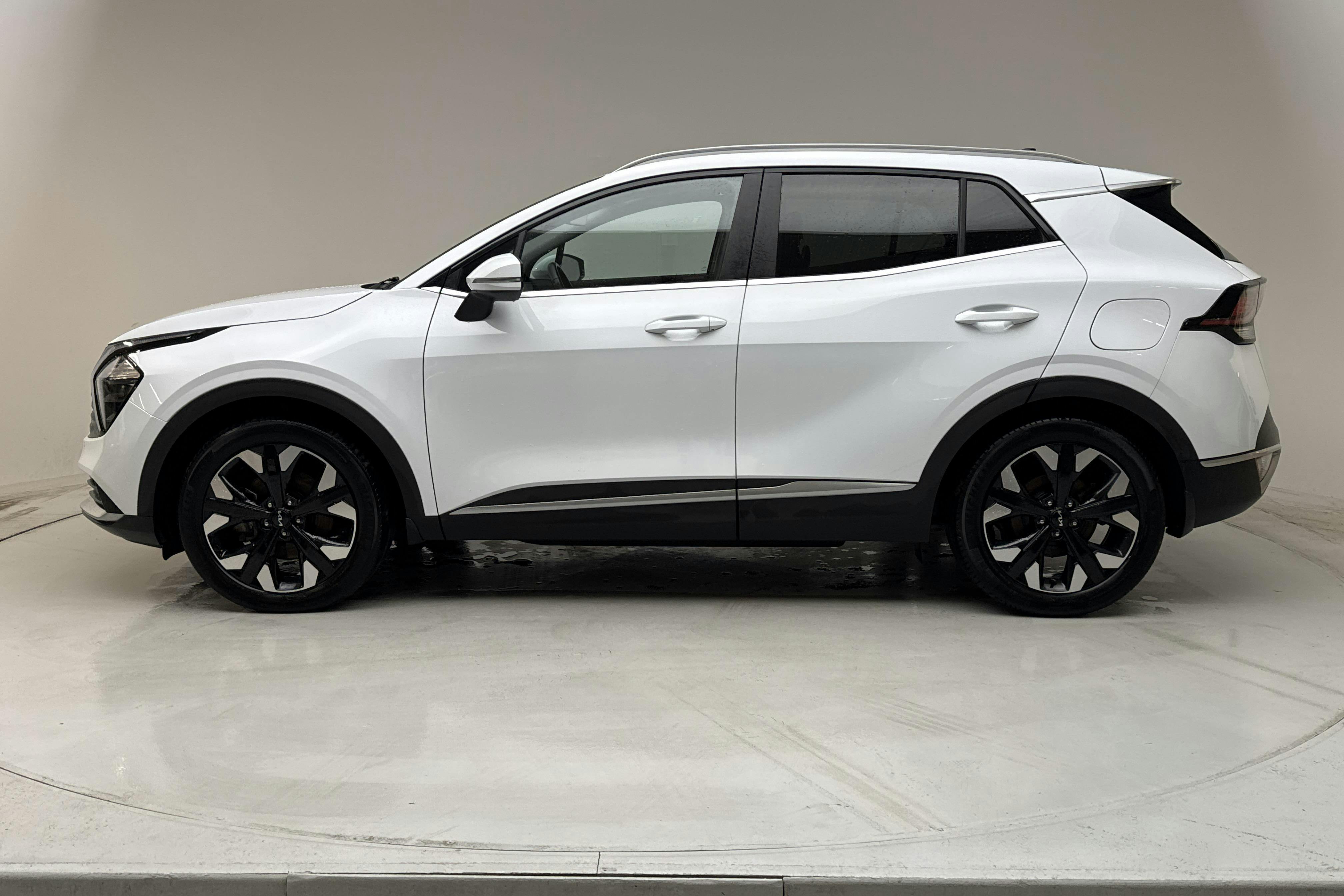 Zdjęcie prezentacyjne 2 z 16: KIA Sportage PHEV AWD (265hk) - 93 680 km - Automatyczna - biały - 2023