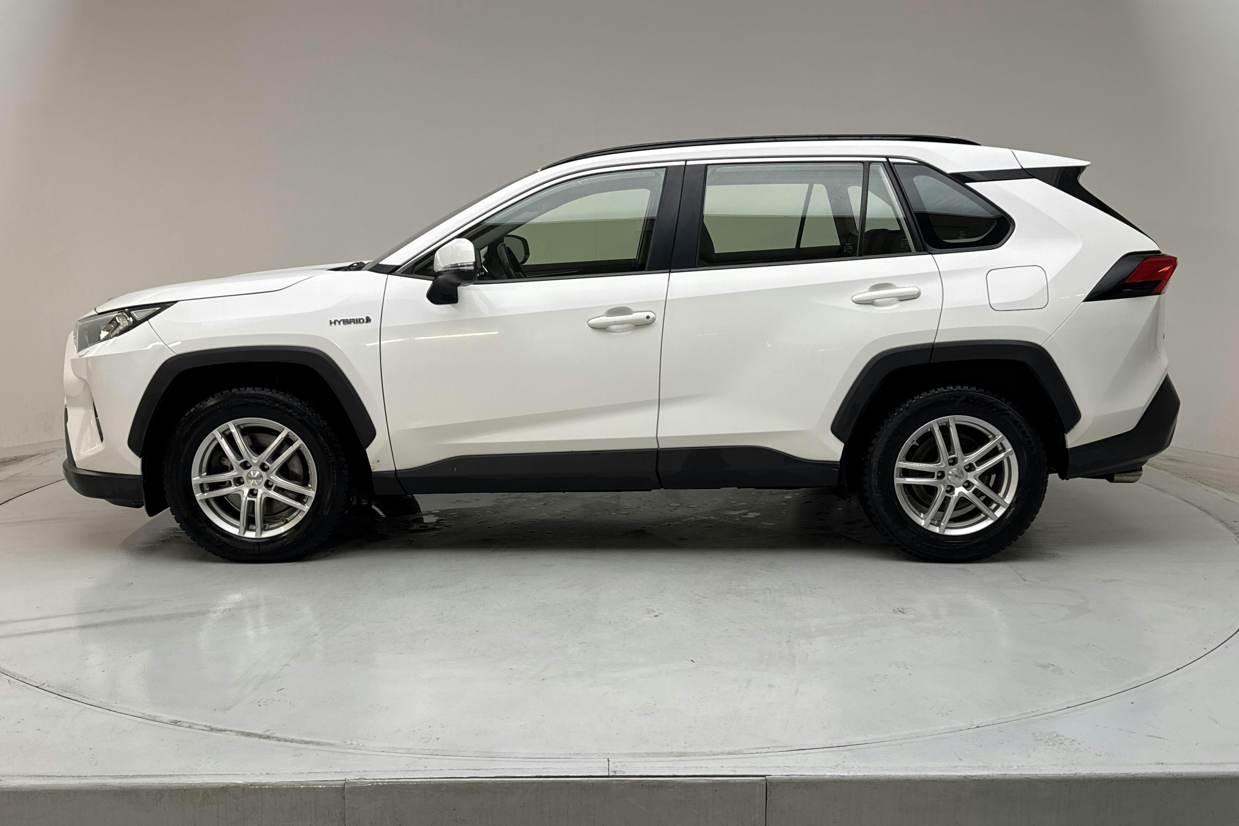 Präsentationsfoto 2 von 14: Toyota RAV4 2.5 HSD AWD (222hk) - 207 640 Kilometer - Verkaufsautomat - Weiß - 2020
