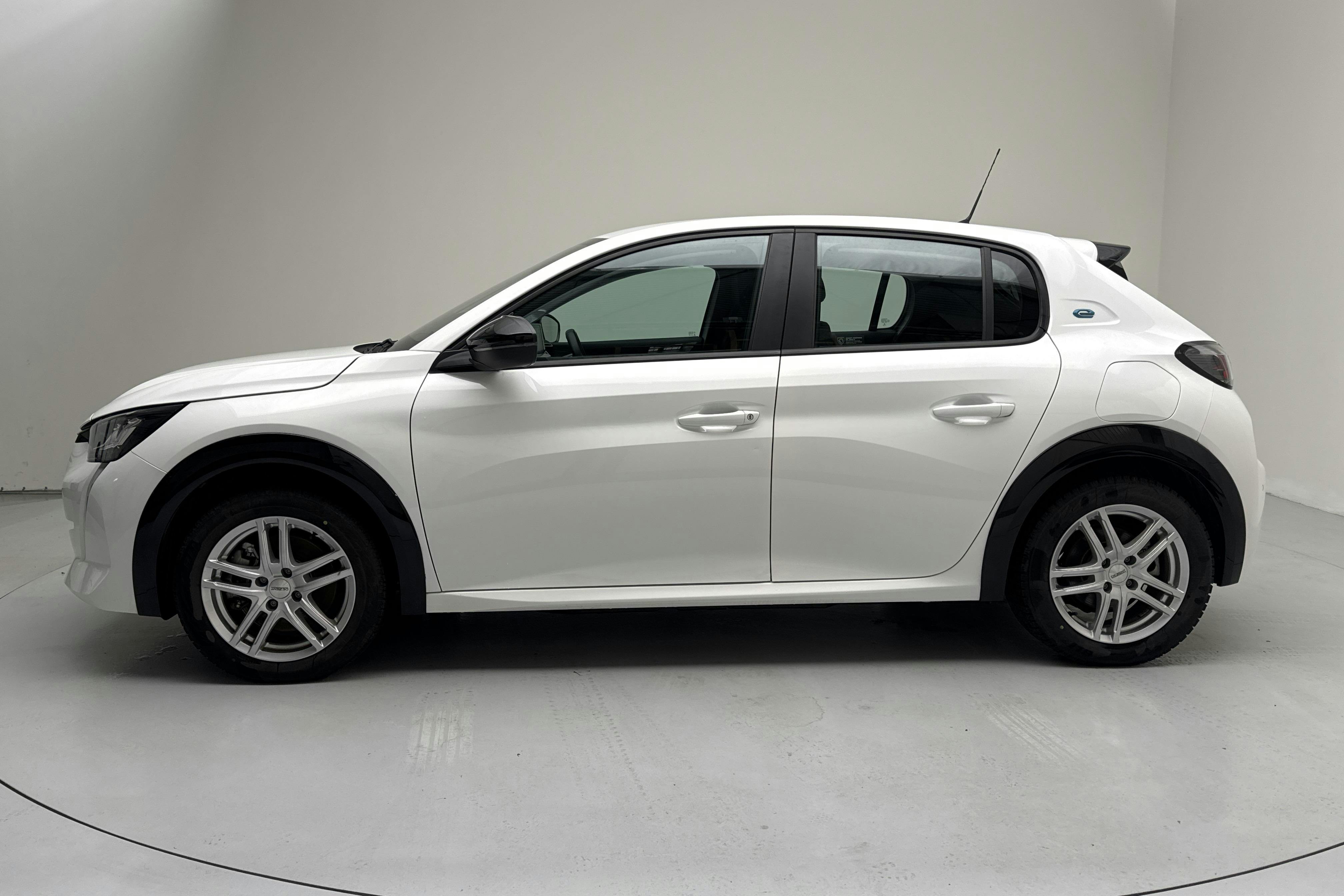 Presentationsfoto 2 av 14: Peugeot e-208 50kWh 5dr (136hk) - 452 mil - Automat - vit - 2022