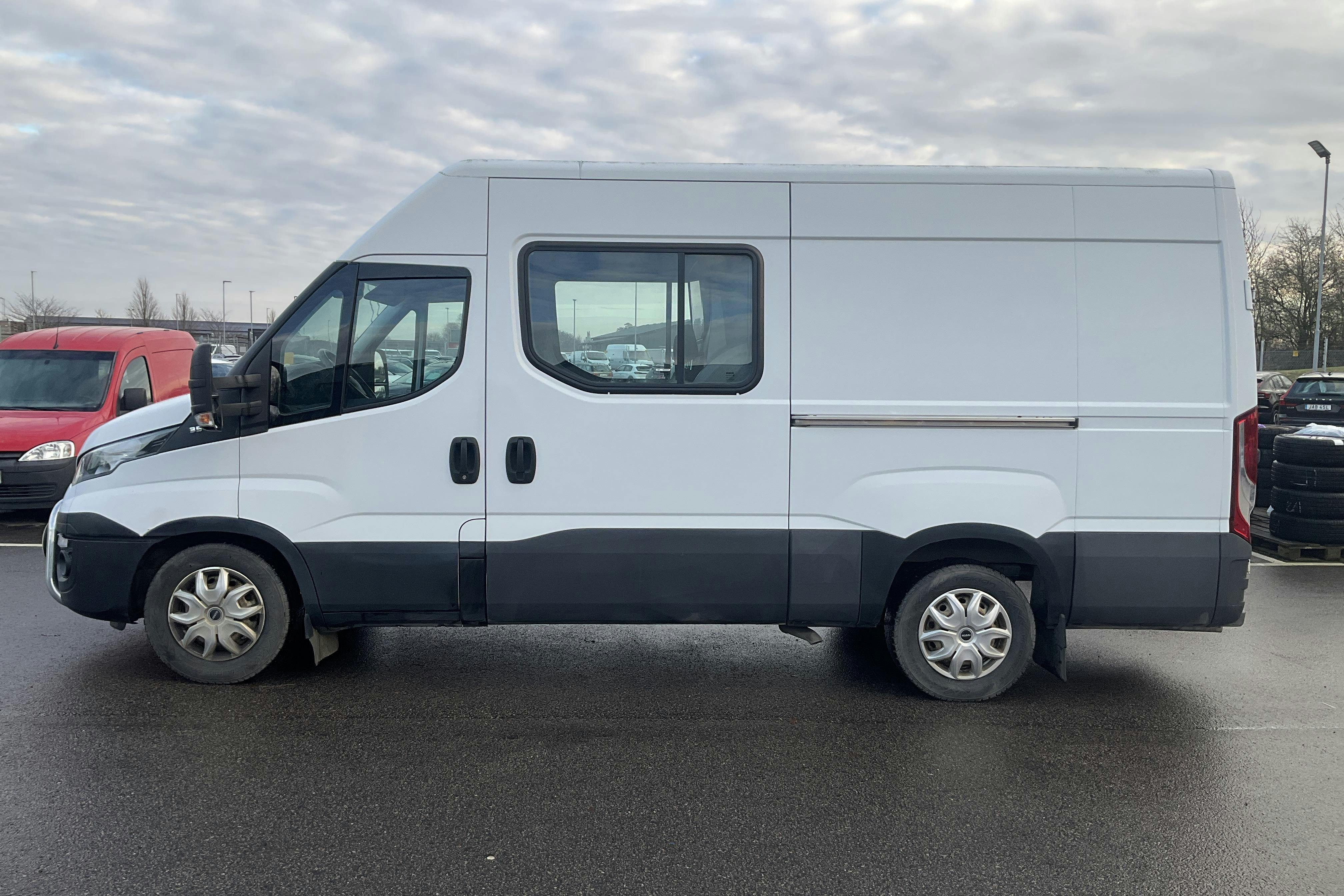 Presentation photo 2 of 13: Iveco Daily 35 3.0 (205hk) - 160 710 km - Automatic - white - 2017