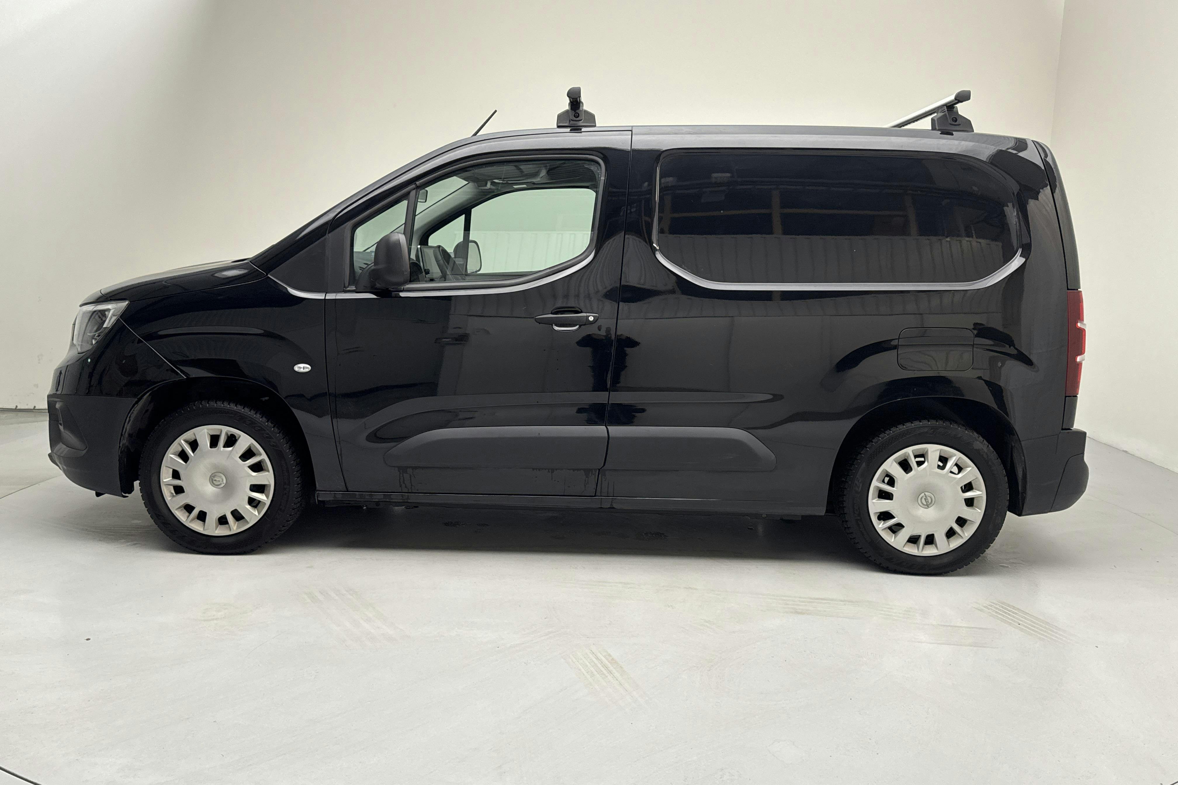 Presentationsfoto 2 av 16: Opel Combo 1.5 CDTI Skåp (102hk) - 5 258 mil - Manuell - svart - 2022