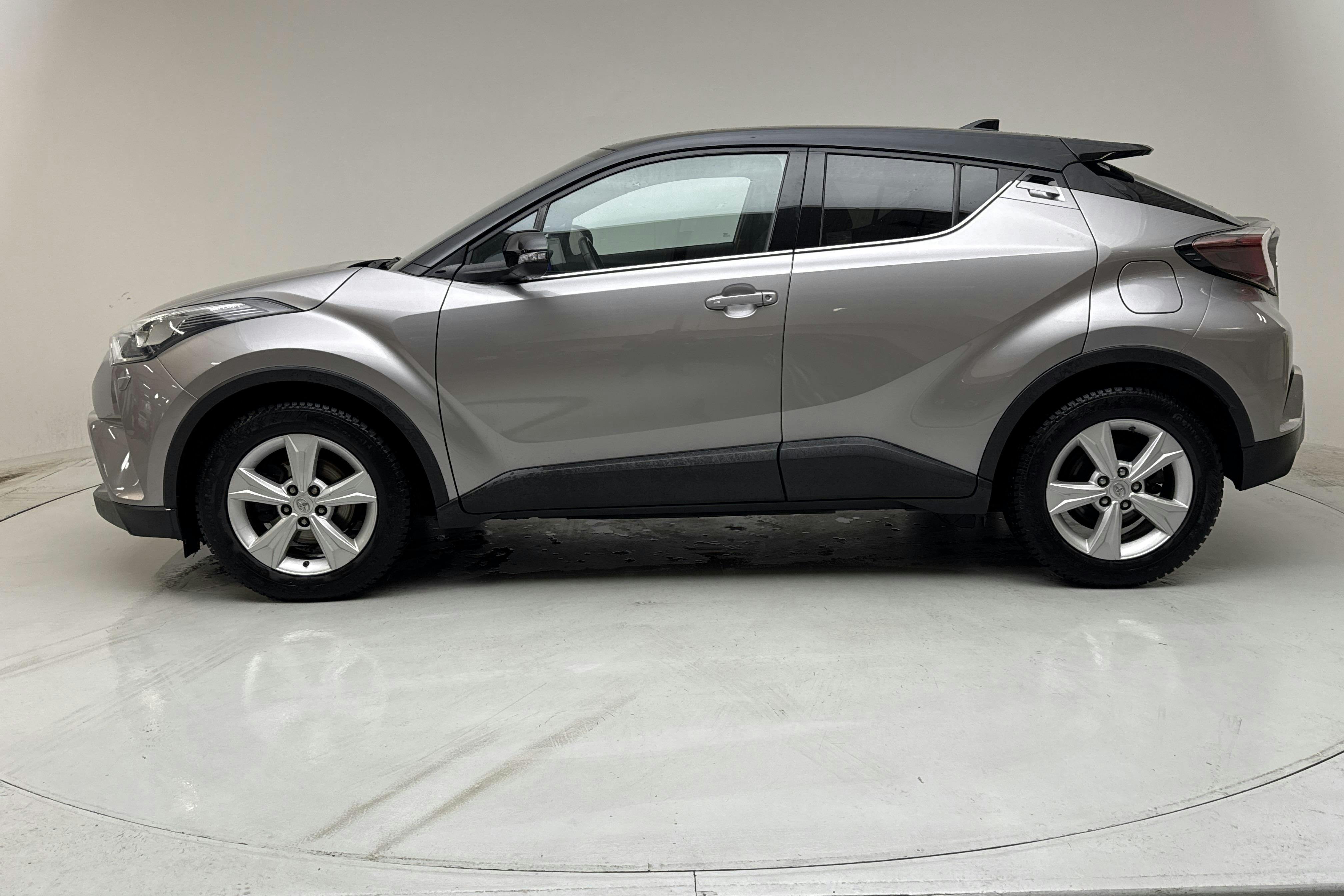 Presentationsfoto 2 av 15: Toyota C-HR 1.2T AWD (116hk) - 7 724 mil - Automat - Dark Grey - 2017