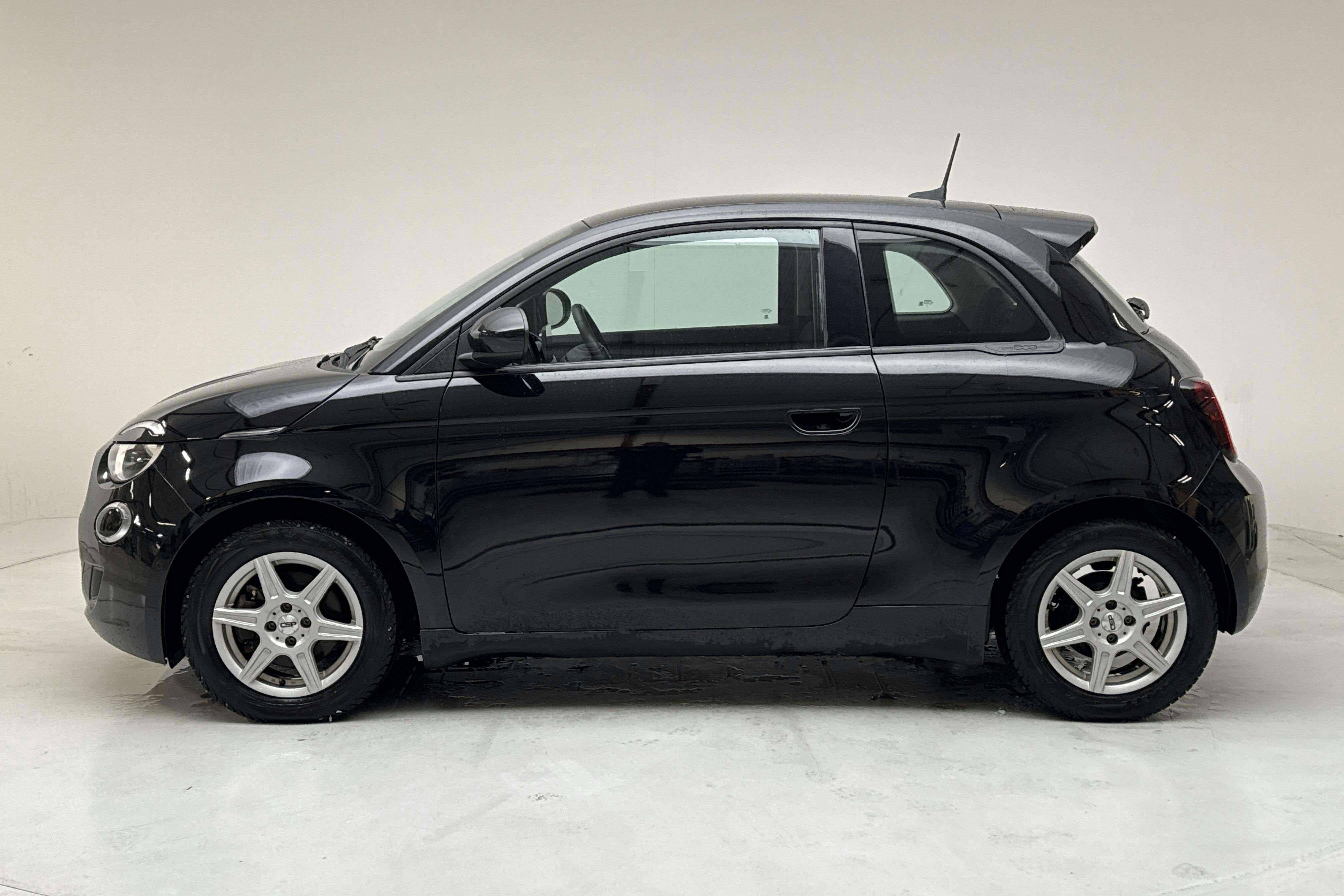 Presentationsfoto 2 av 17: Fiat 500e (118hk) - 7 511 mil - Automat - svart - 2021