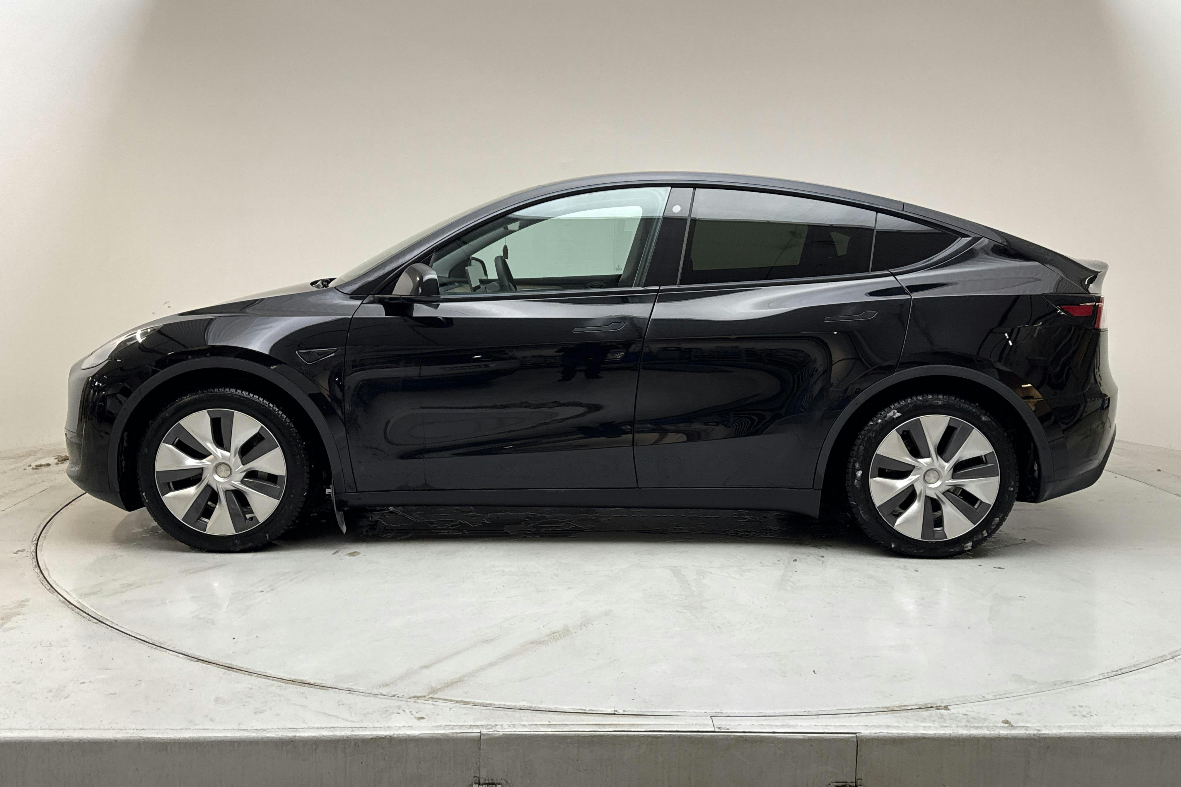 Präsentationsfoto 2 von 20: Tesla Model Y RWD - 96 900 Kilometer - Verkaufsautomat - Schwarz - 2023