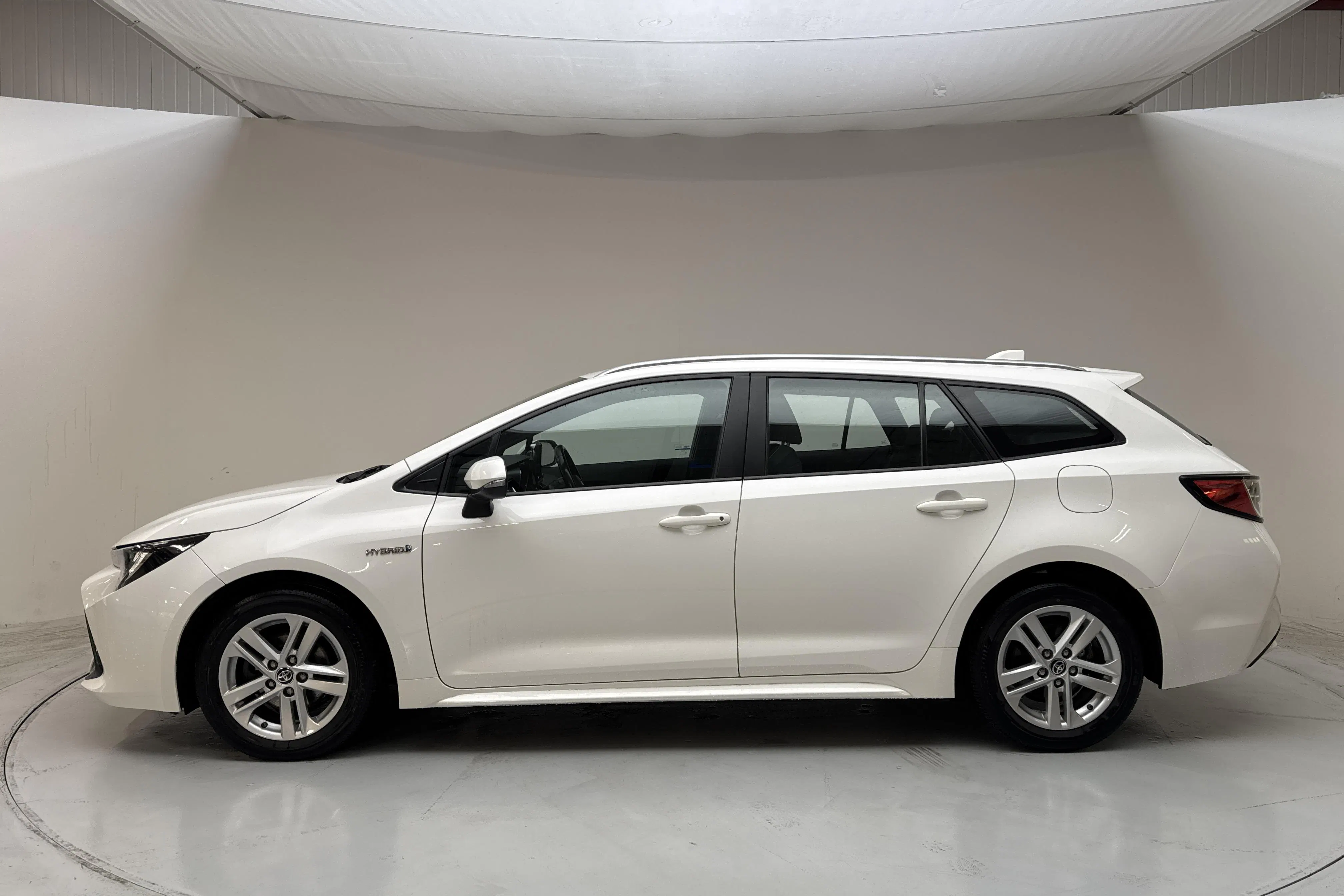 Presentationsfoto 2 av 13: Toyota Corolla 1.8 Hybrid Touring Sports (122hk) - 8 081 mil - Automat - vit - 2020