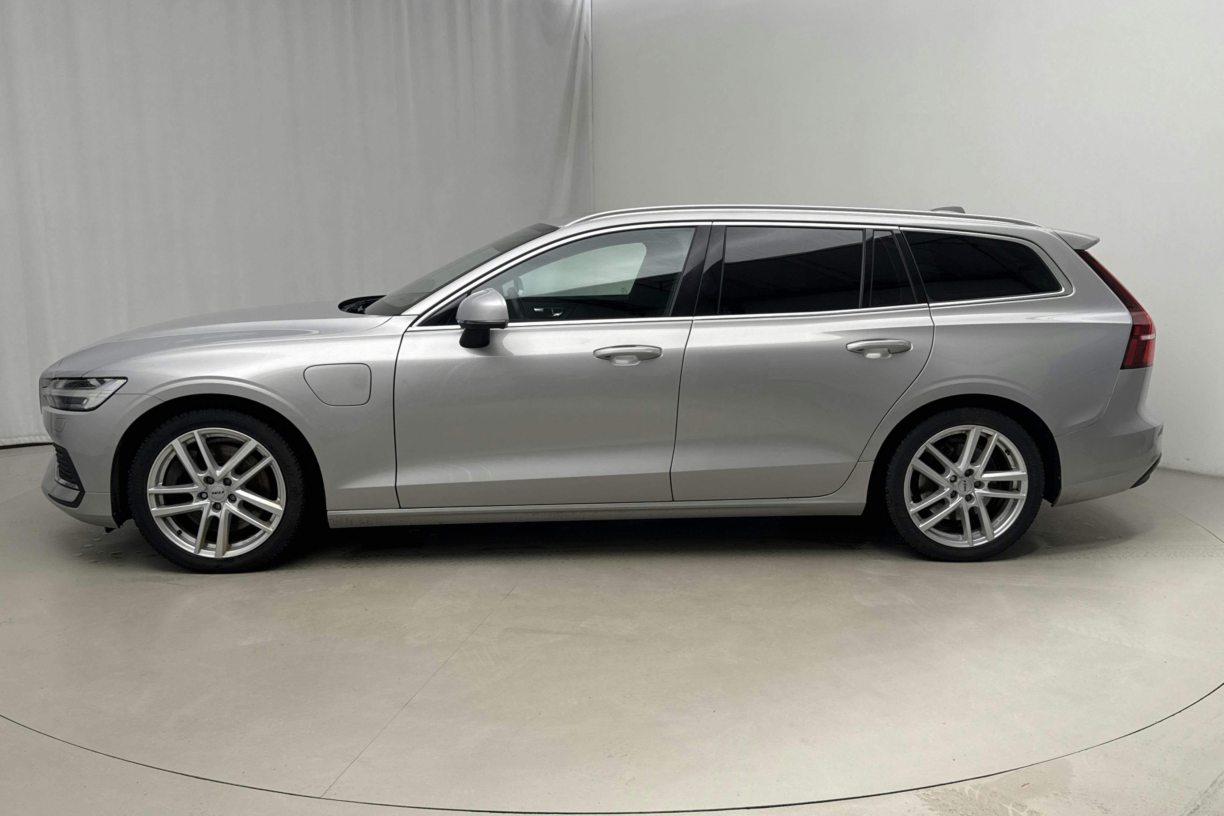 Presentationsfoto 2 av 19: Volvo V60 T6 AWD Recharge (350hk) - 11 030 mil - Automat - silver - 2023