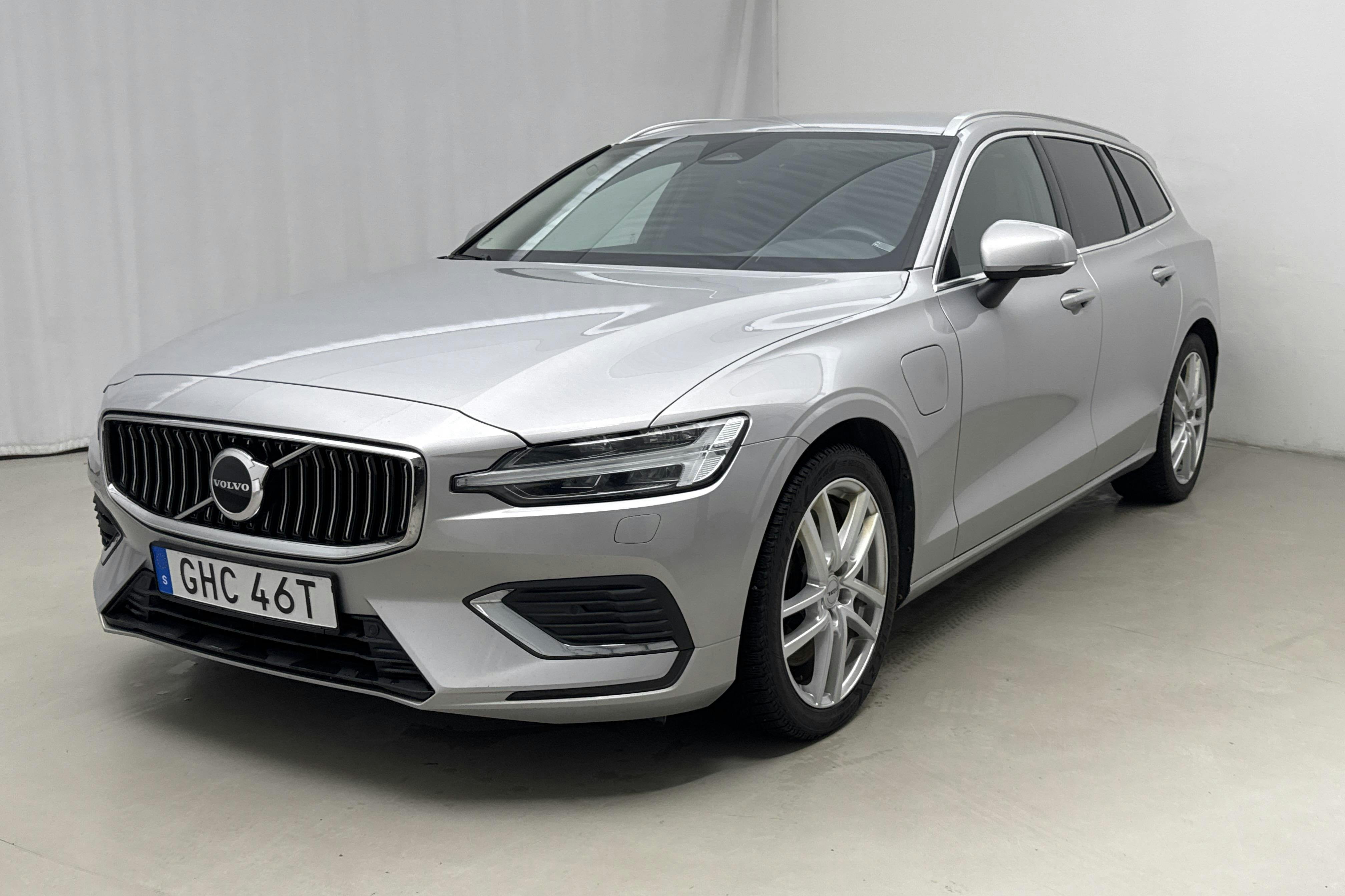 Presentationsfoto 1 av 19: Volvo V60 T6 AWD Recharge (350hk) - 11 030 mil - Automat - silver - 2023