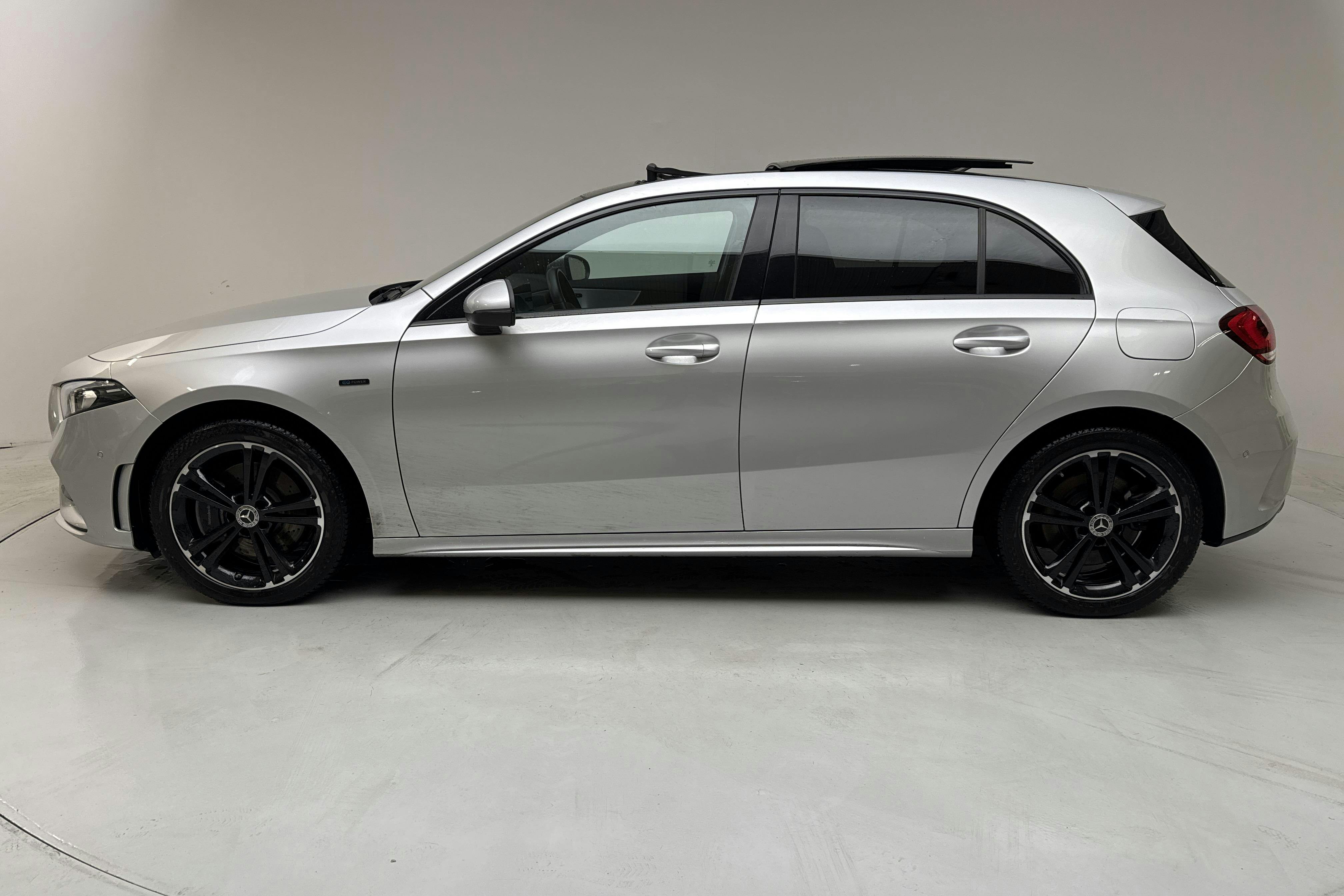 Esitlusfoto 2 aadressil 20: Mercedes A 250 e 5dr W177 (218hk) - 43 640 km - Automaatne - hõbe - 2021