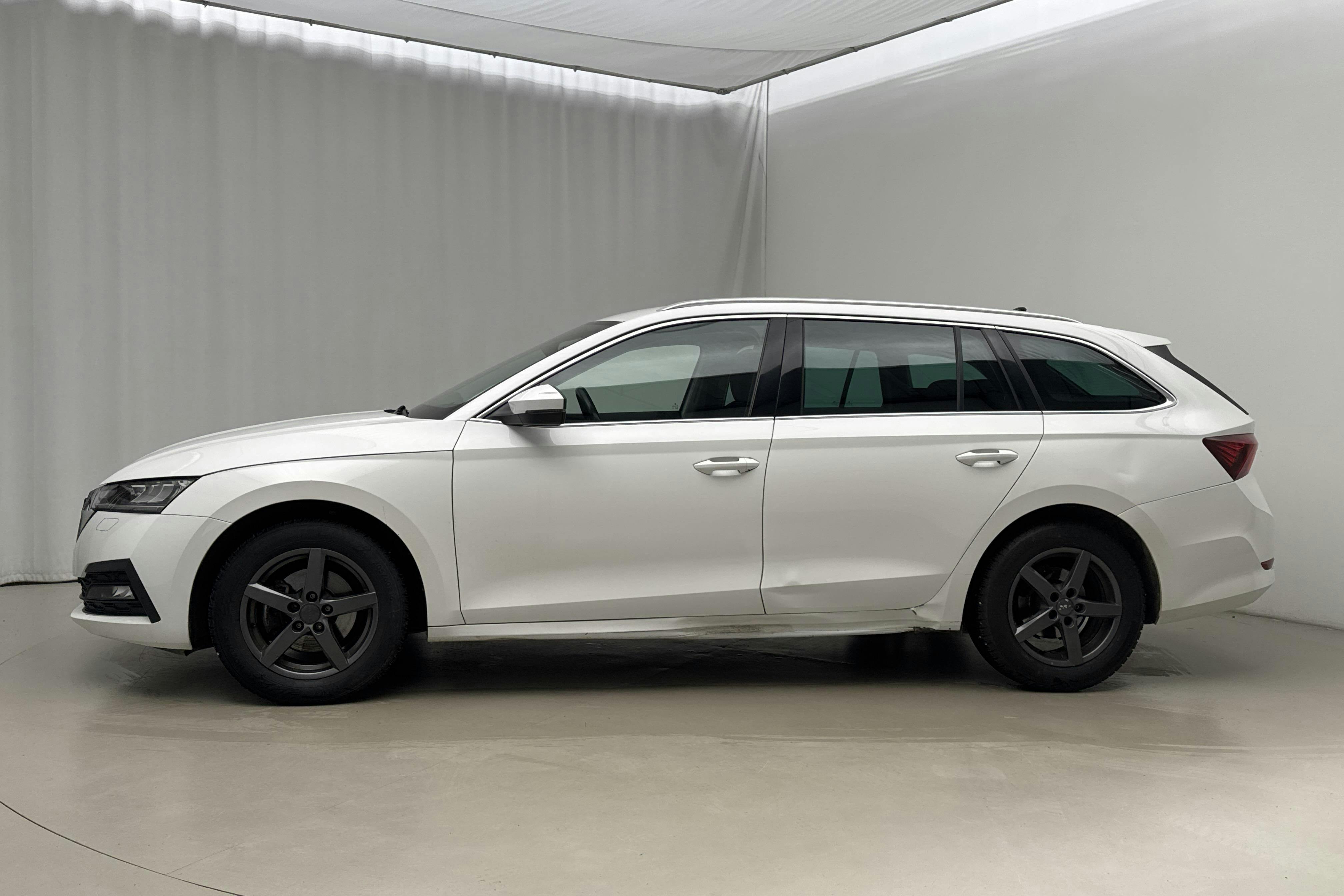 Presentation photo 2 of 19: Skoda Octavia 2.0 TDI Combi (116hk) - 175 830 km - Automatic - white - 2022