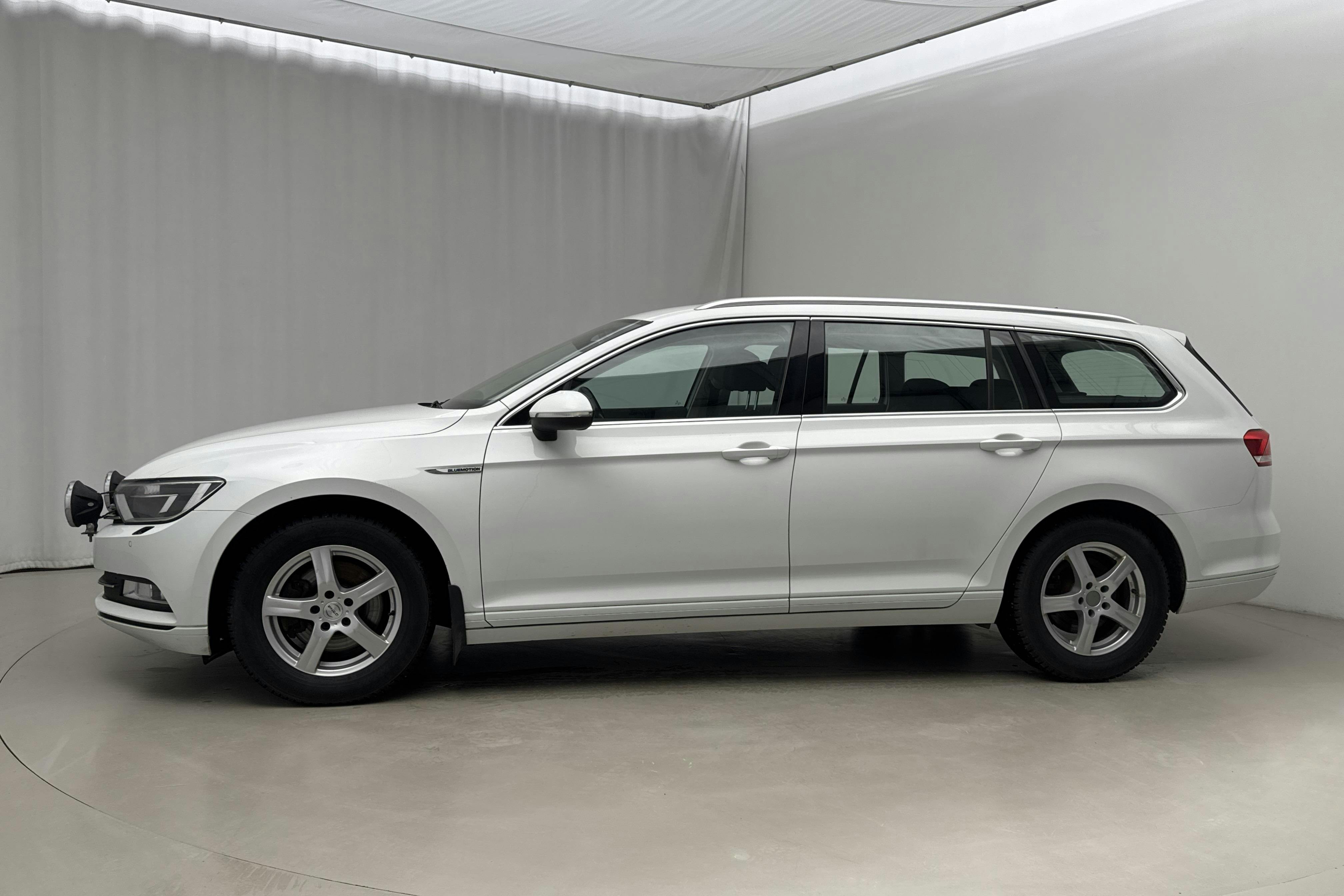 Presentation photo 2 of 18: VW Passat 2.0 TDI Sportscombi (150hk) - 139 920 km - Manual - white - 2017