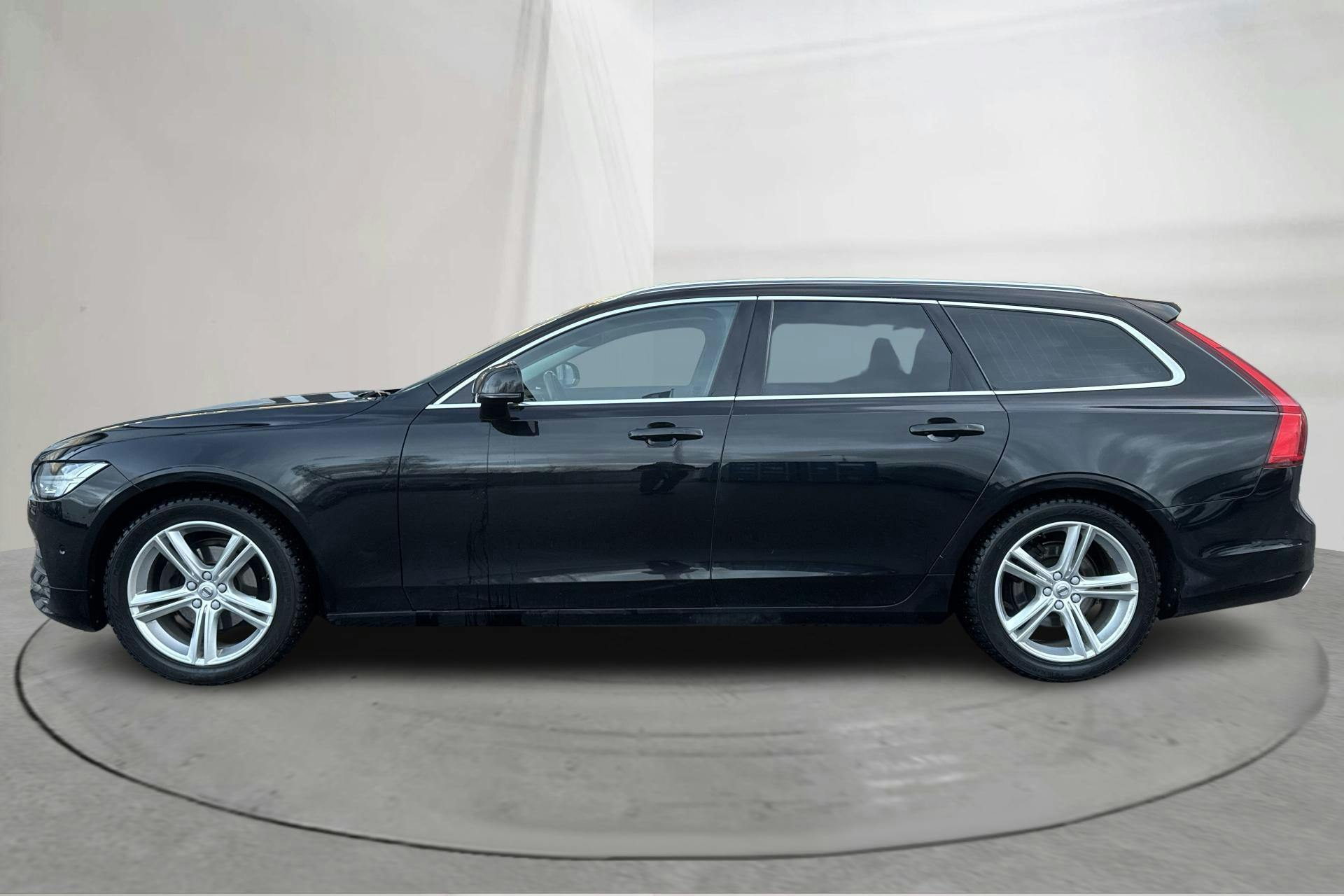 Zdjęcie prezentacyjne 2 z 17: Volvo V90 D3 AWD (150hk) - 152 050 km - Automatyczna - czarny - 2018
