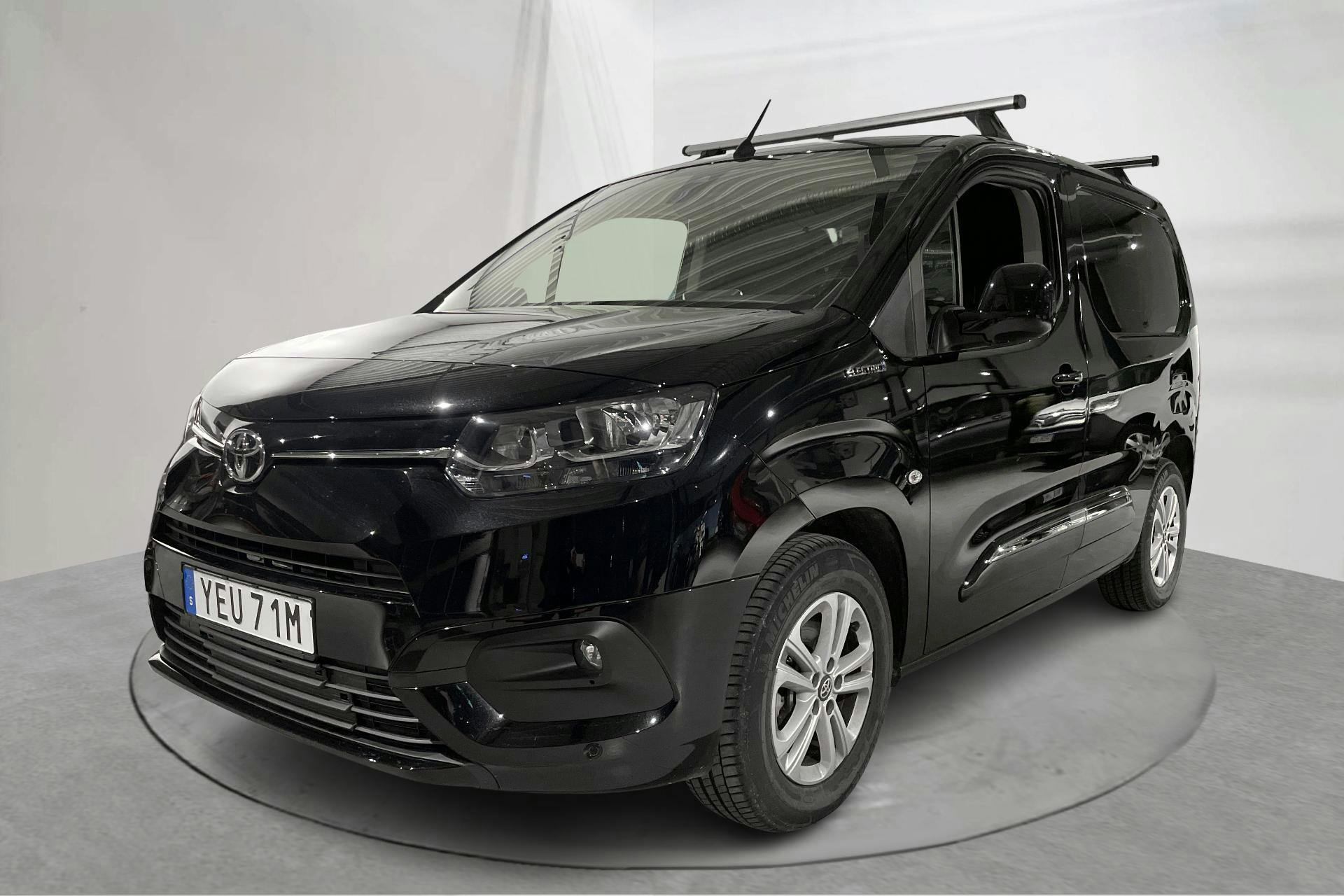 Presentationsfoto 1 av 17: Toyota PROACE CITY Electric 50kWh (136hk) - 885 mil - Automat - svart - 2022