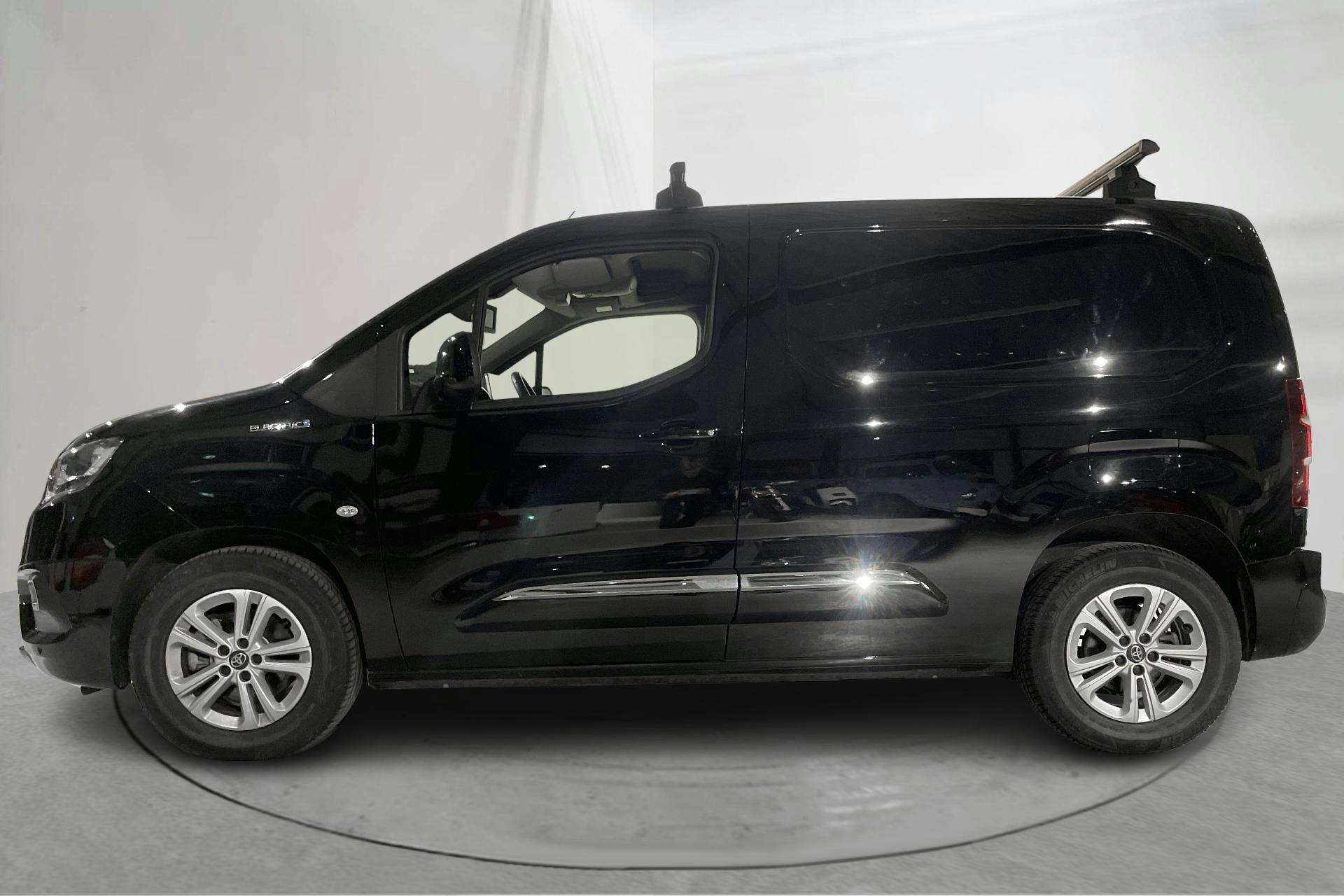 Presentationsfoto 2 av 17: Toyota PROACE CITY Electric 50kWh (136hk) - 885 mil - Automat - svart - 2022