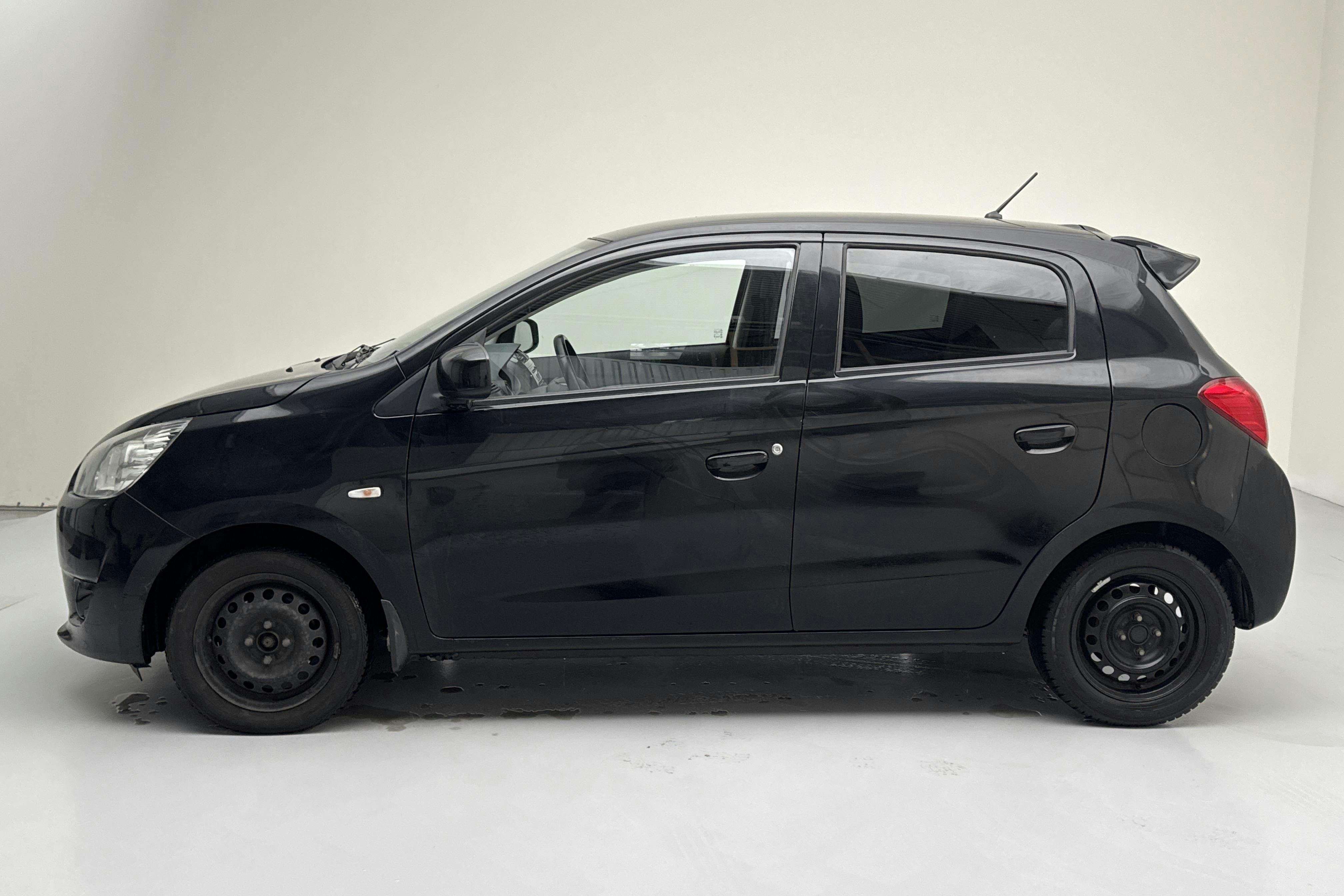 Presentation photo 2 of 12: Mitsubishi Space Star 1.2 5dr (80hk) - 80 220 km - Automatic - black - 2015