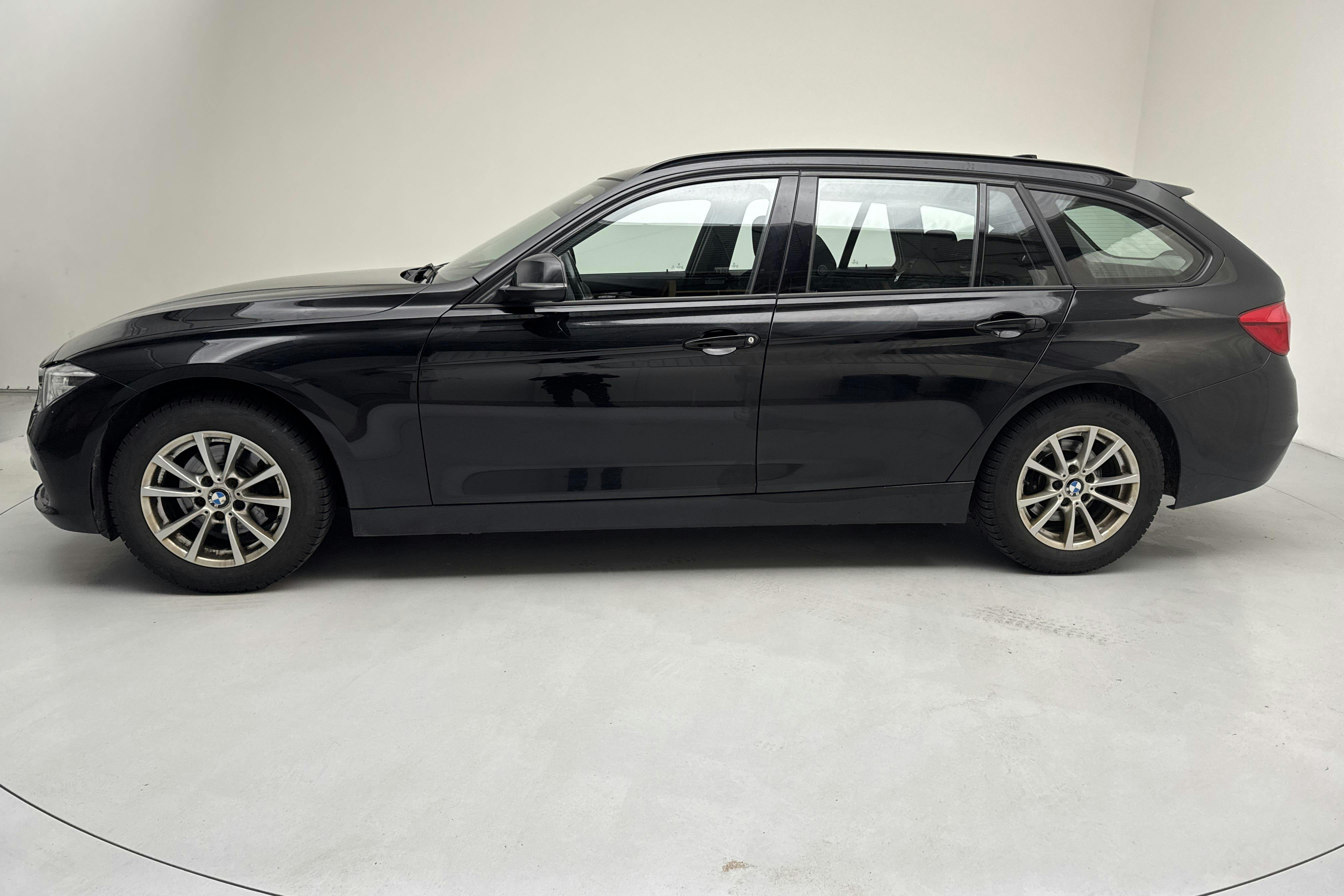 Presentation photo 2 of 13: BMW 318d xDrive Touring, F31 (150hk) - 278 150 km - Manual - black - 2016