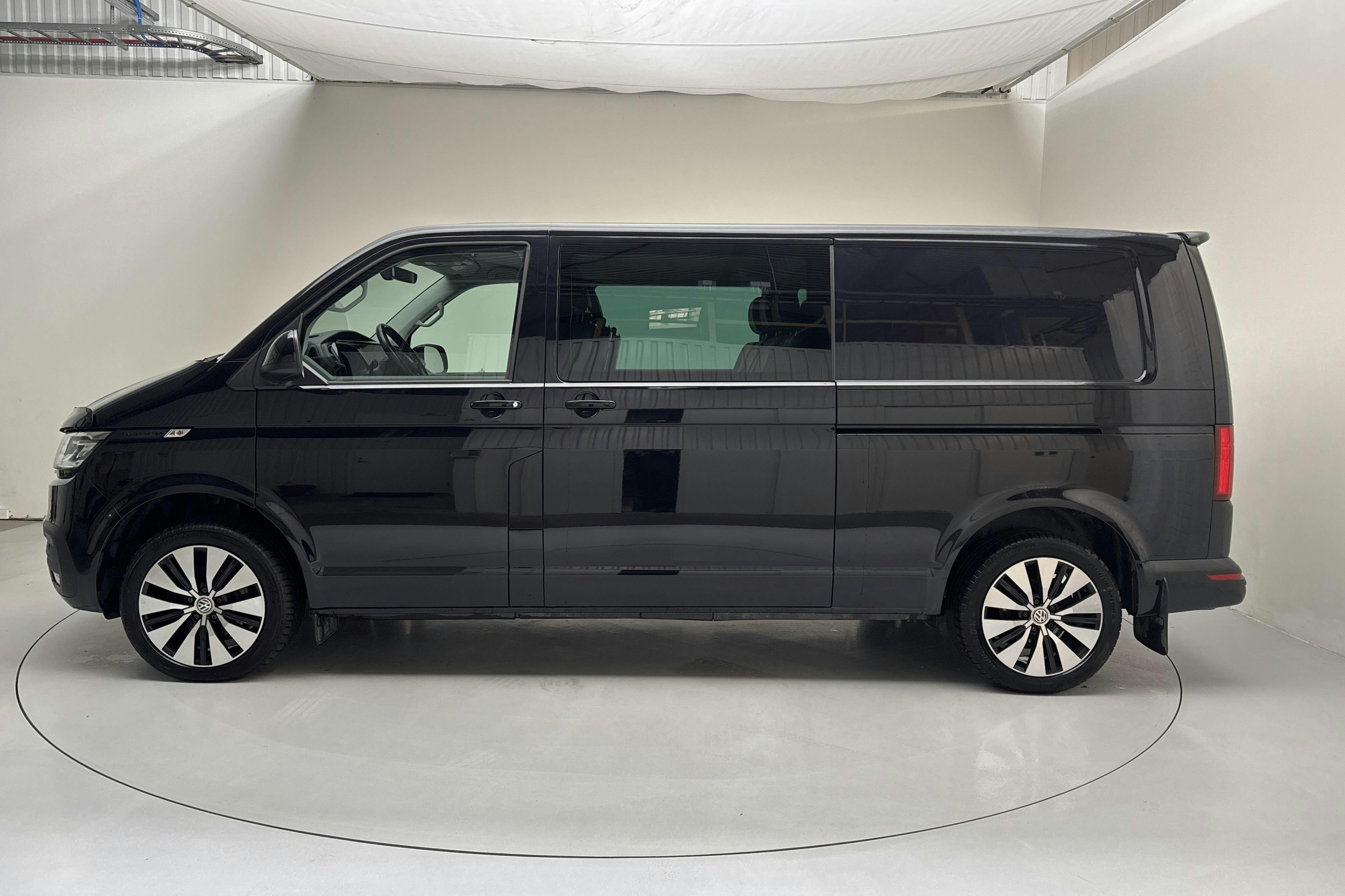 Presentation photo 2 of 16: VW Transporter Kombi T6.1 Skåp TDI 4MOTION (150hk) - 42 750 km - Automatic - black - 2023