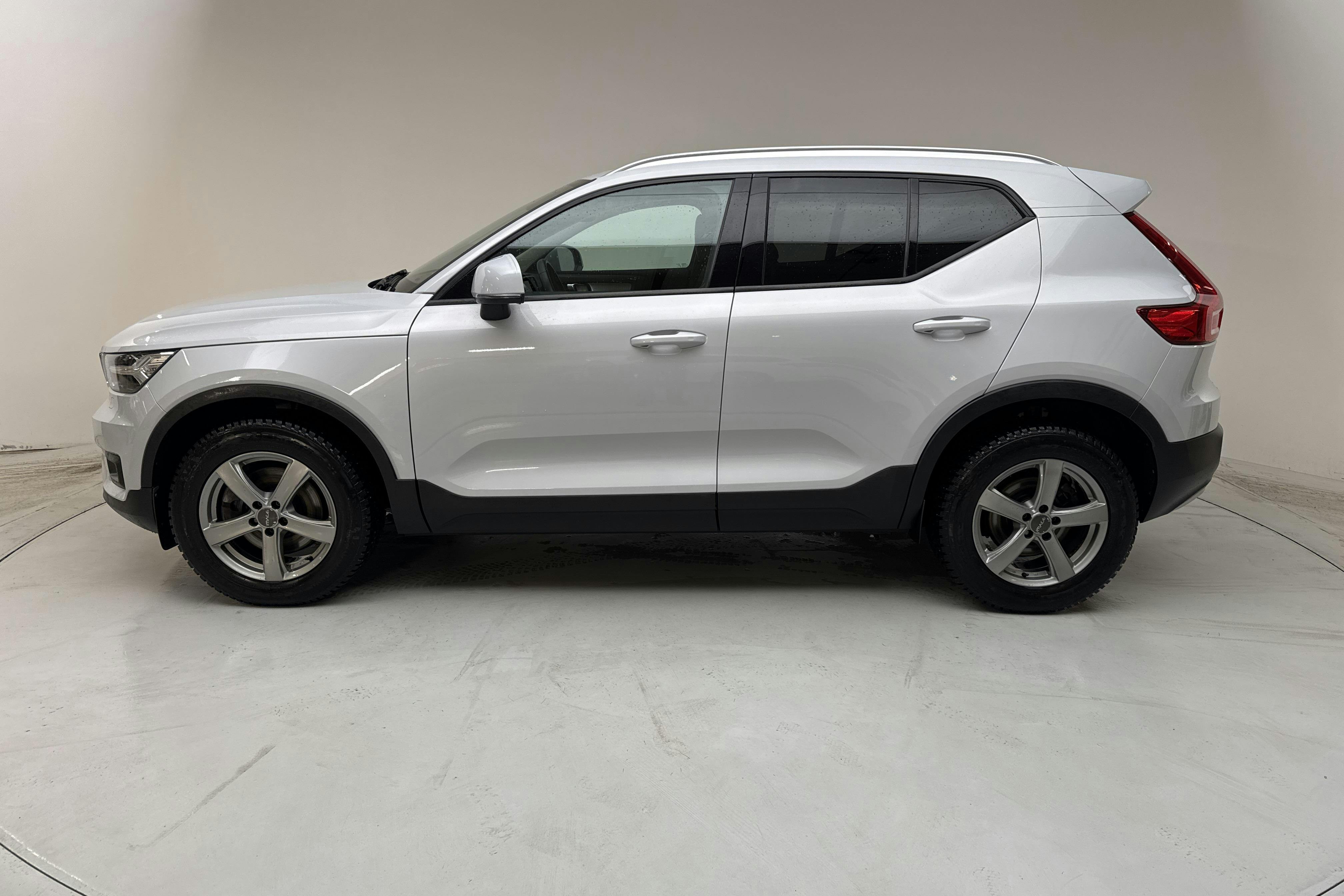 Präsentationsfoto 2 von 15: Volvo XC40 D4 AWD (190hk) - 130 420 Kilometer - Verkaufsautomat - Silber - 2020