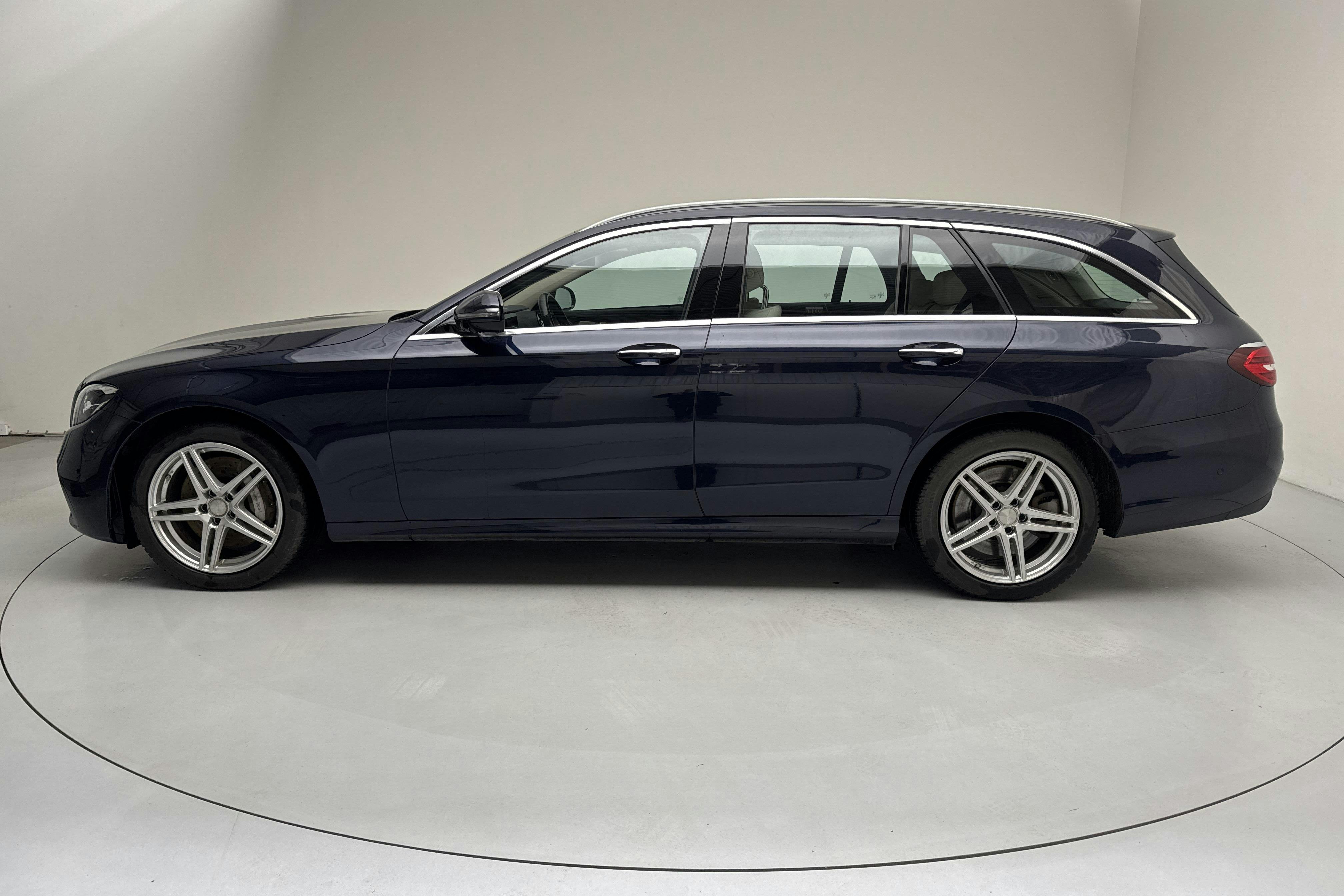 Presentationsfoto 2 av 19: Mercedes E 300 de Kombi S213 (316hk) - 5 649 mil - Automat - Dark Blue - 2023
